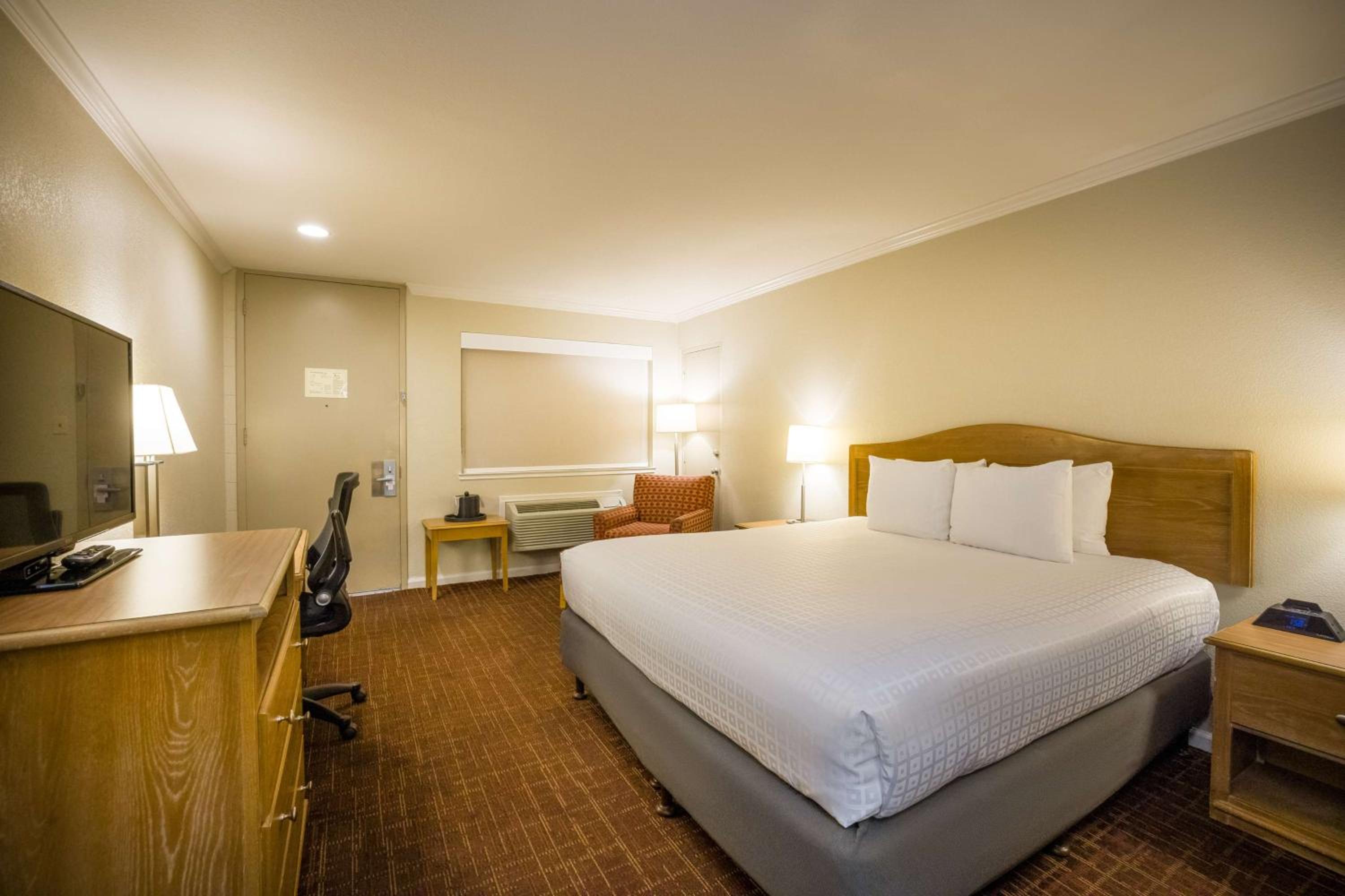 King Room with Bath Tub - Disability Access/Non-Smoking  - Photo 4