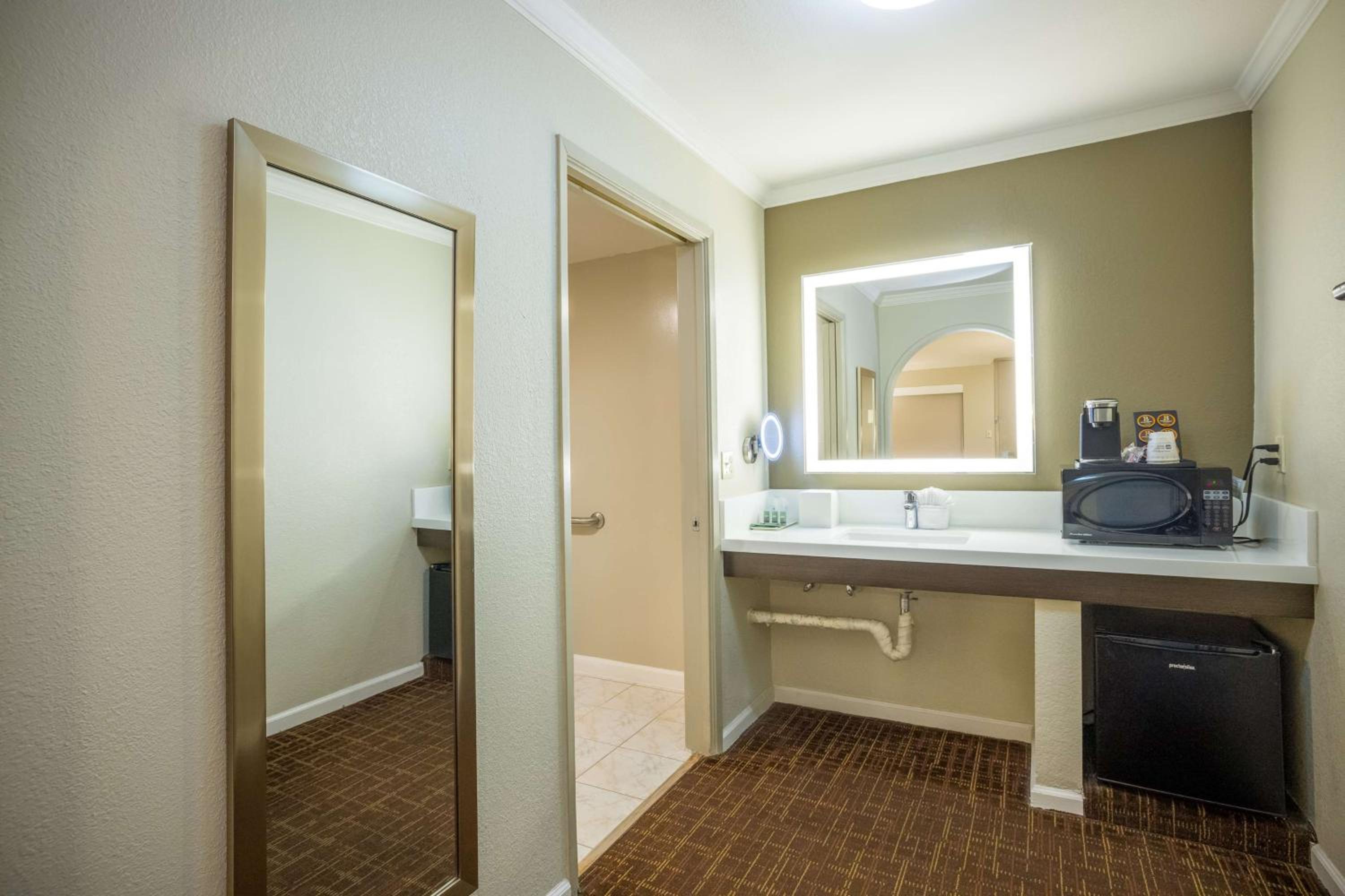 King Room with Bath Tub - Disability Access/Non-Smoking  - Photo 3