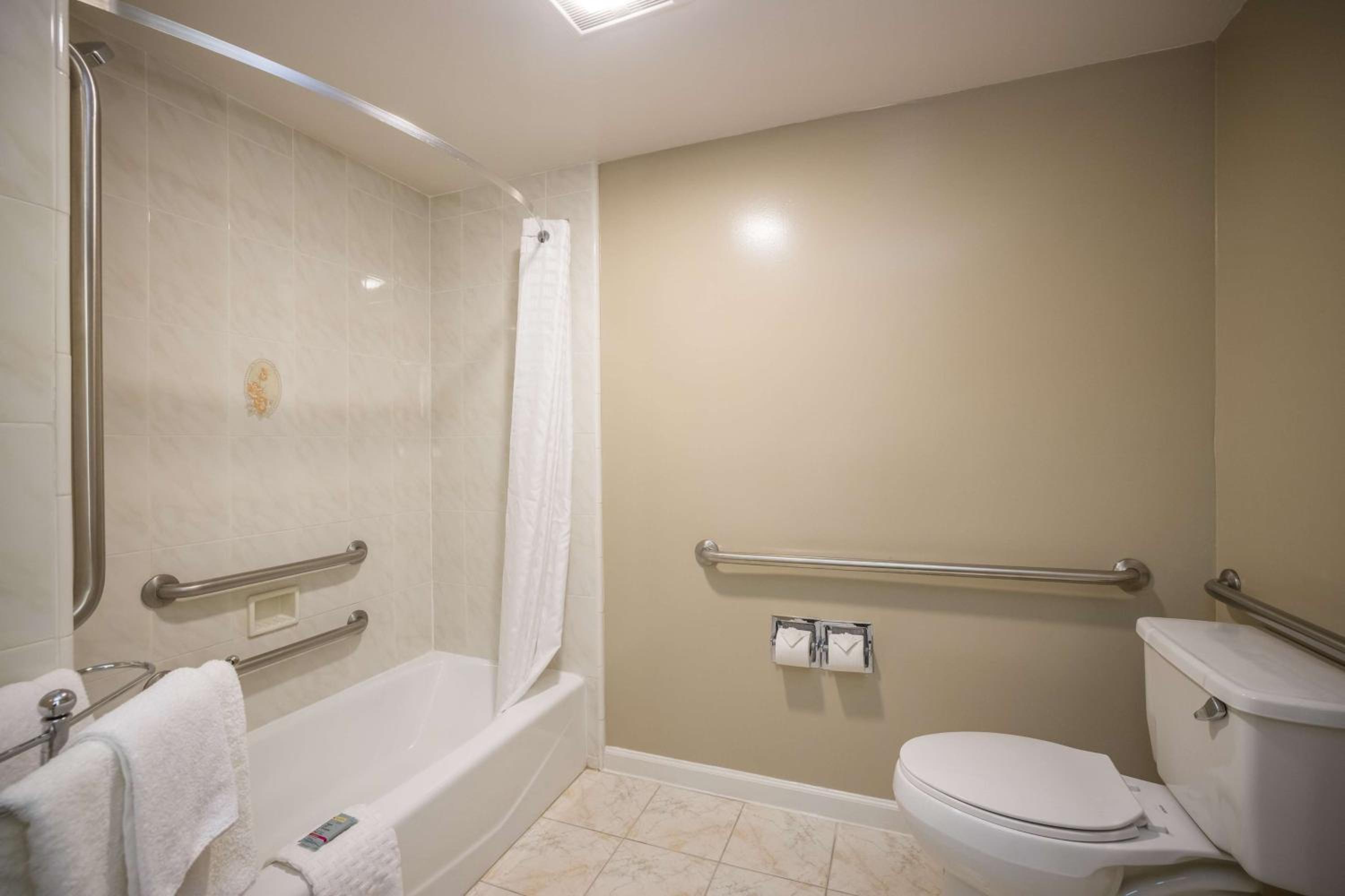 King Room with Bath Tub - Disability Access/Non-Smoking  - Photo 2