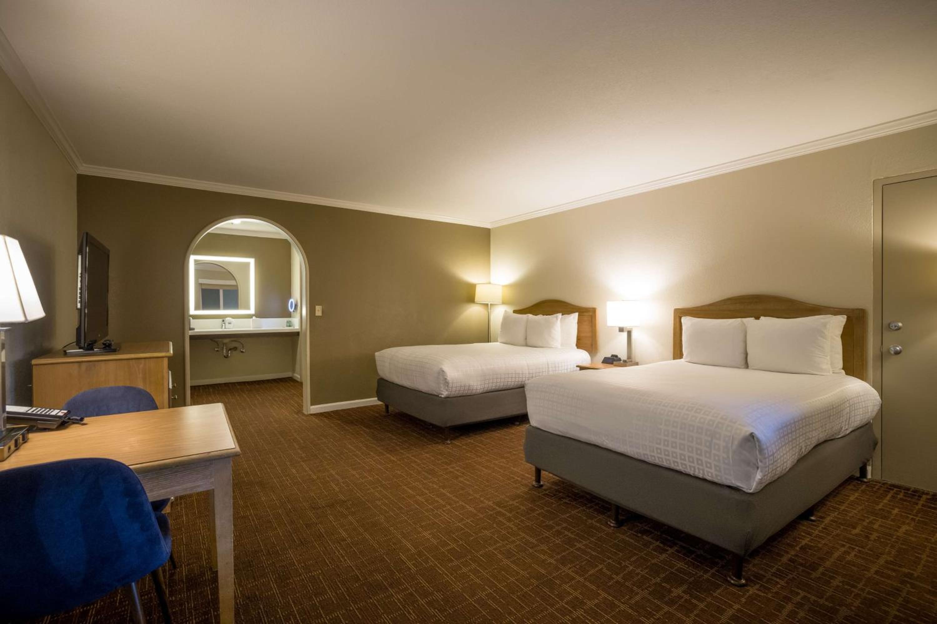 Double Room with Two Double Beds - Mobility Accessible/Non-Smoking - Photo 2