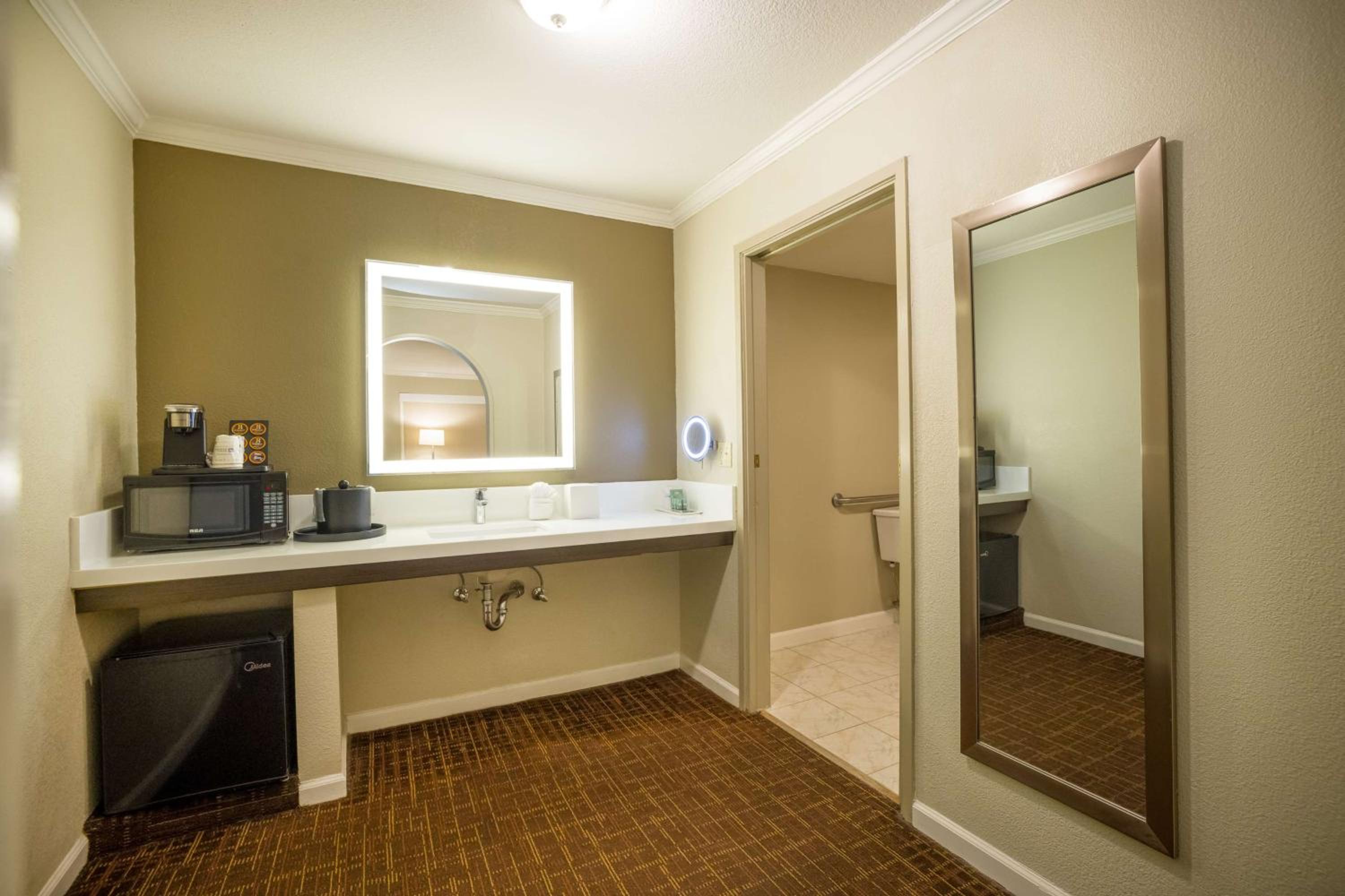 Double Room with Two Double Beds - Mobility Accessible/Non-Smoking - Photo 4