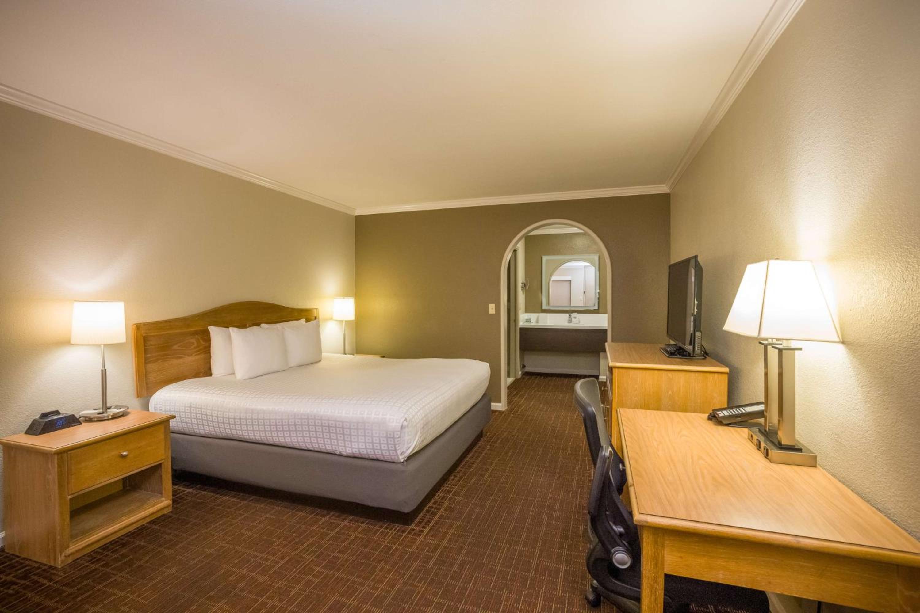 King Room - Non-Smoking - Photo 1