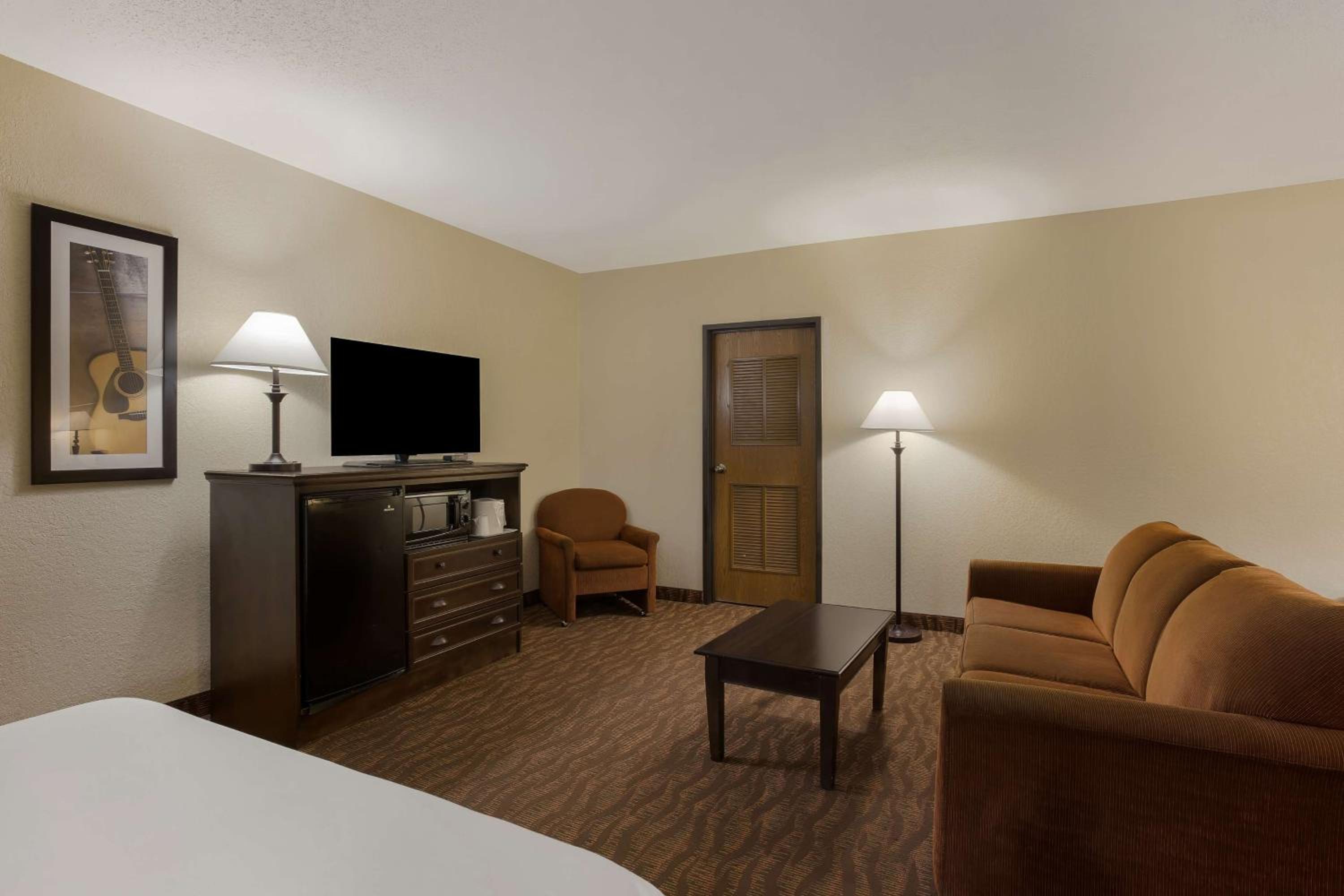 Queen Suite with Two Queen Beds - Non-Smoking - Photo 2