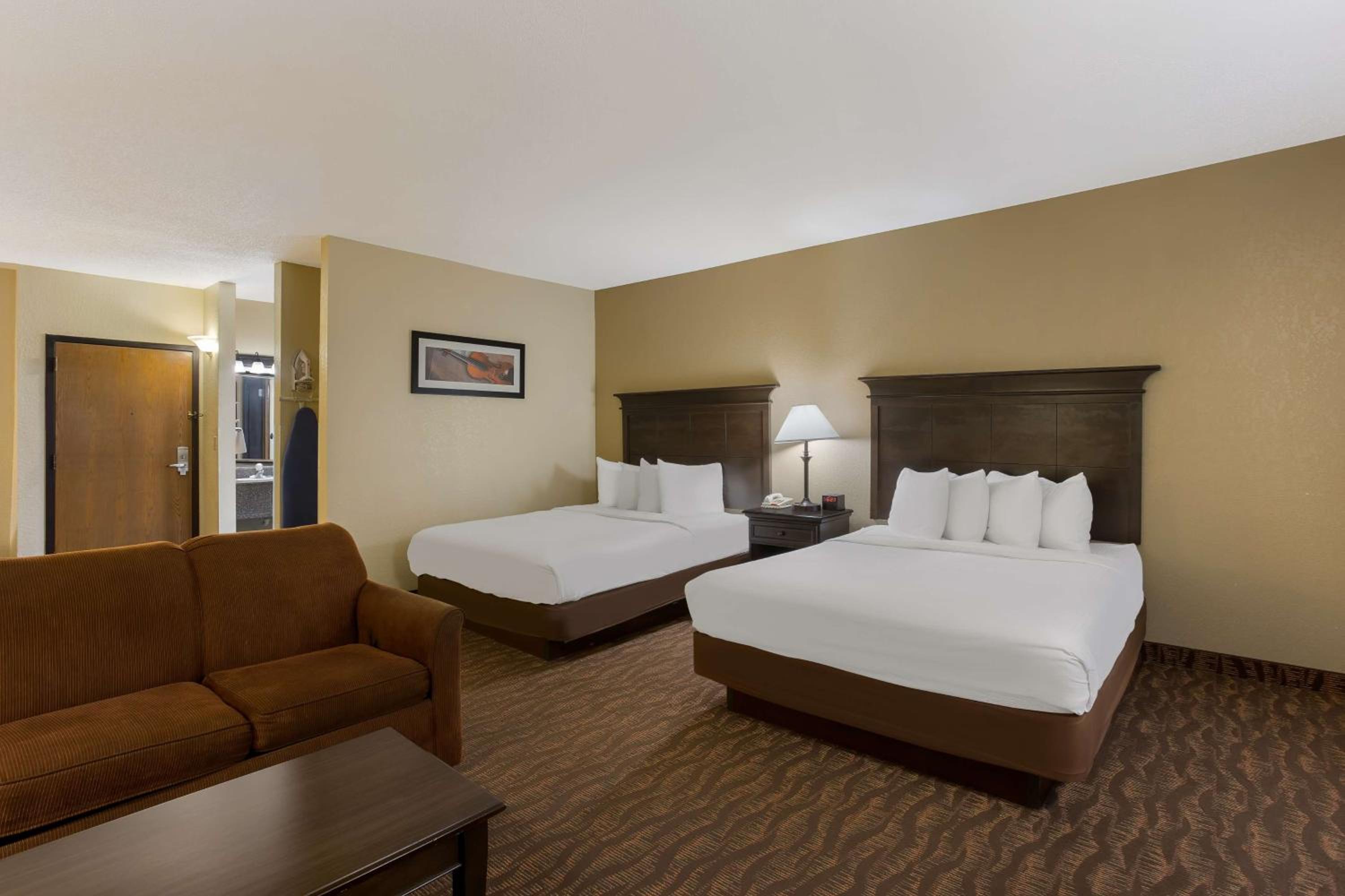 Queen Suite with Two Queen Beds - Non-Smoking - Photo 1