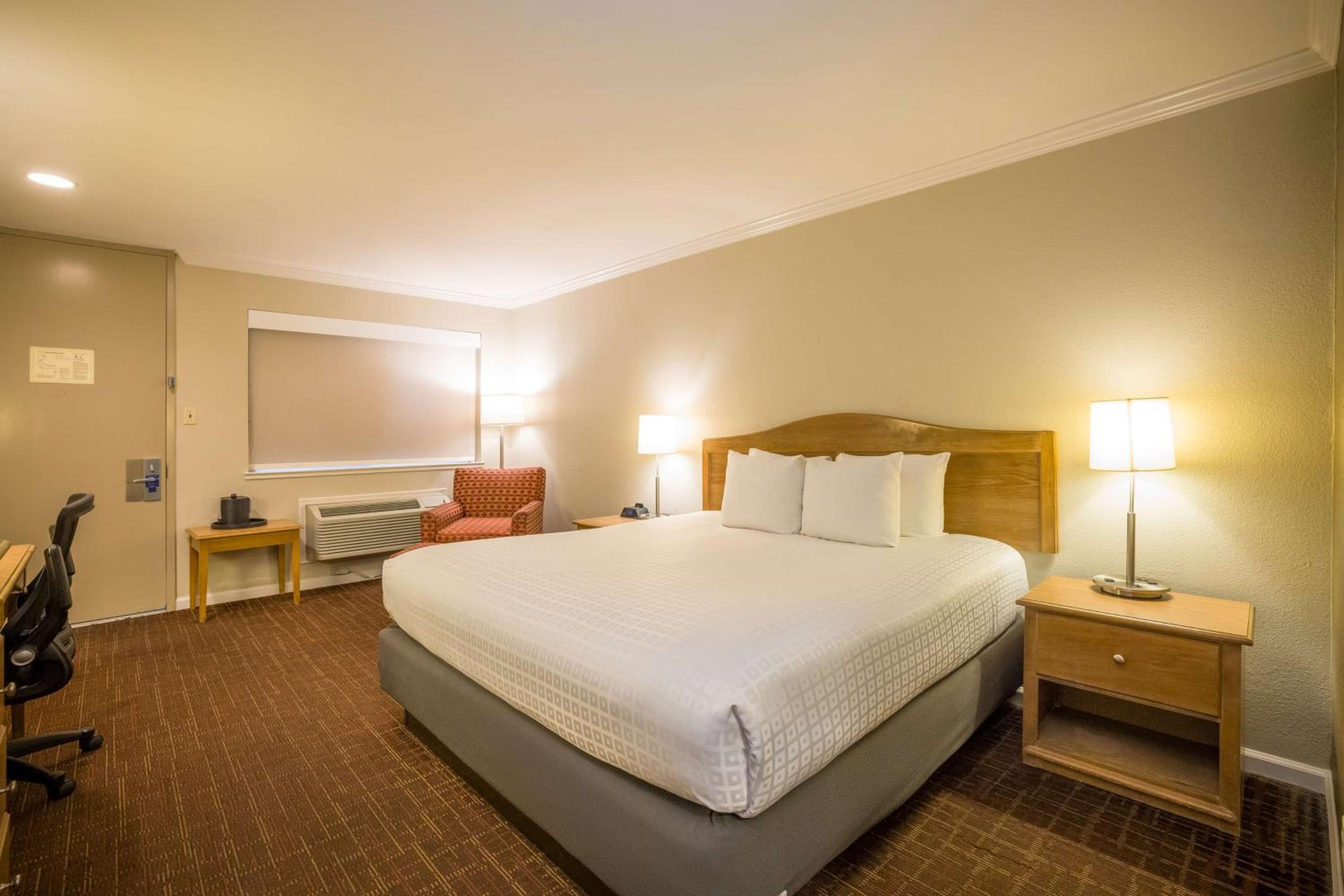 King Room - Non-Smoking - Photo 2