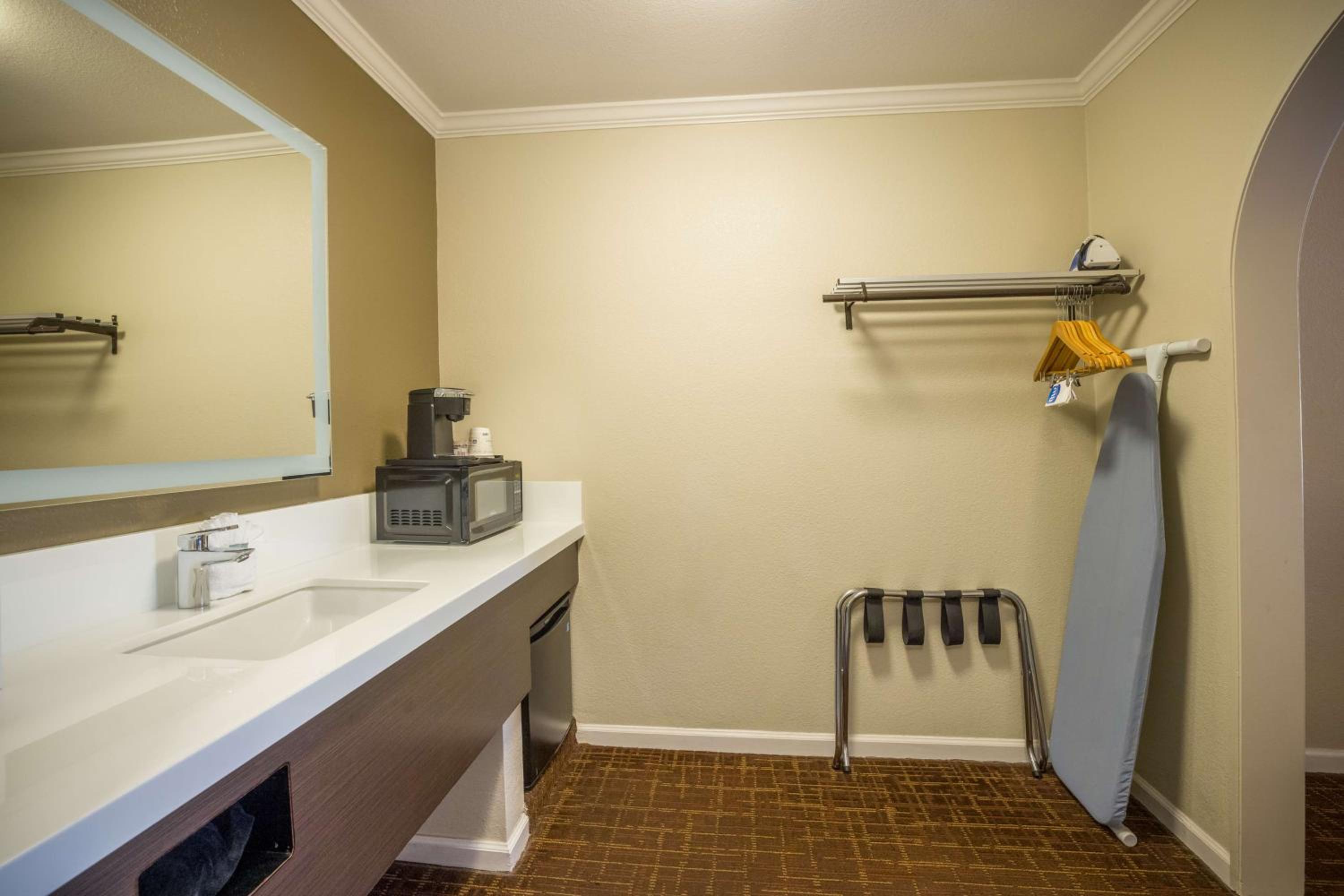 King Room - Non-Smoking - Photo 4