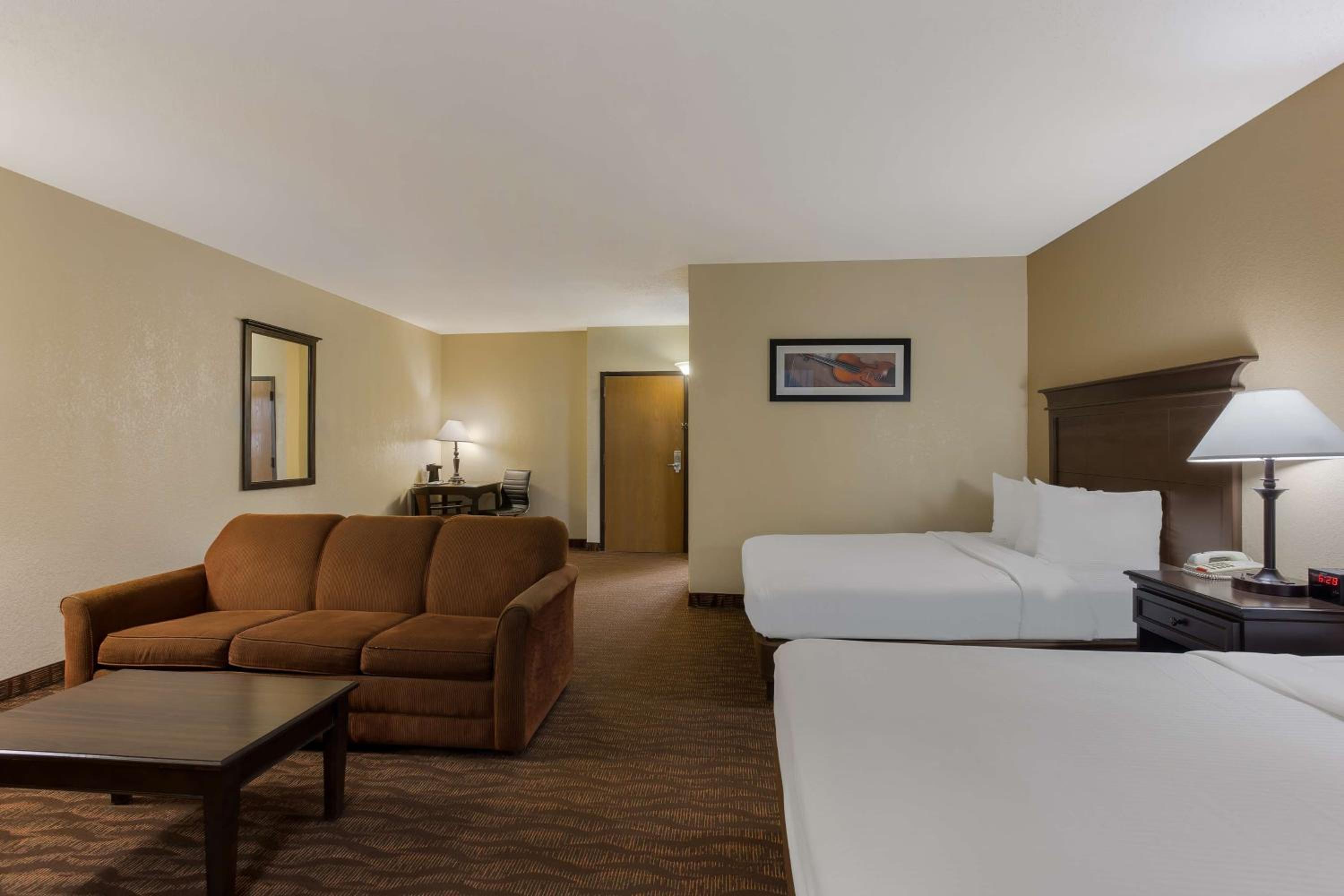 Queen Suite with Two Queen Beds - Non-Smoking - Photo 4