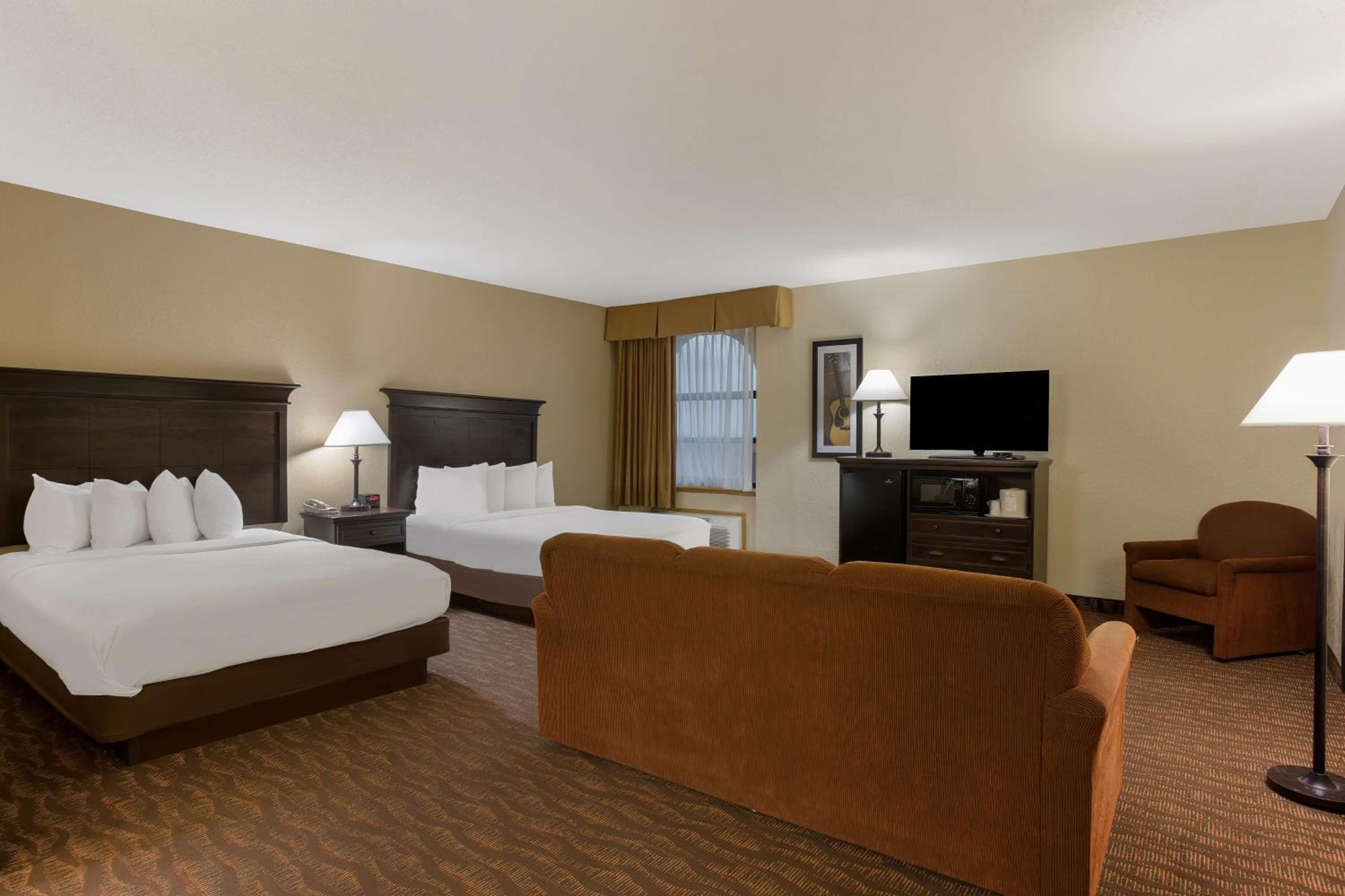 Queen Suite with Two Queen Beds - Non-Smoking - Photo 3