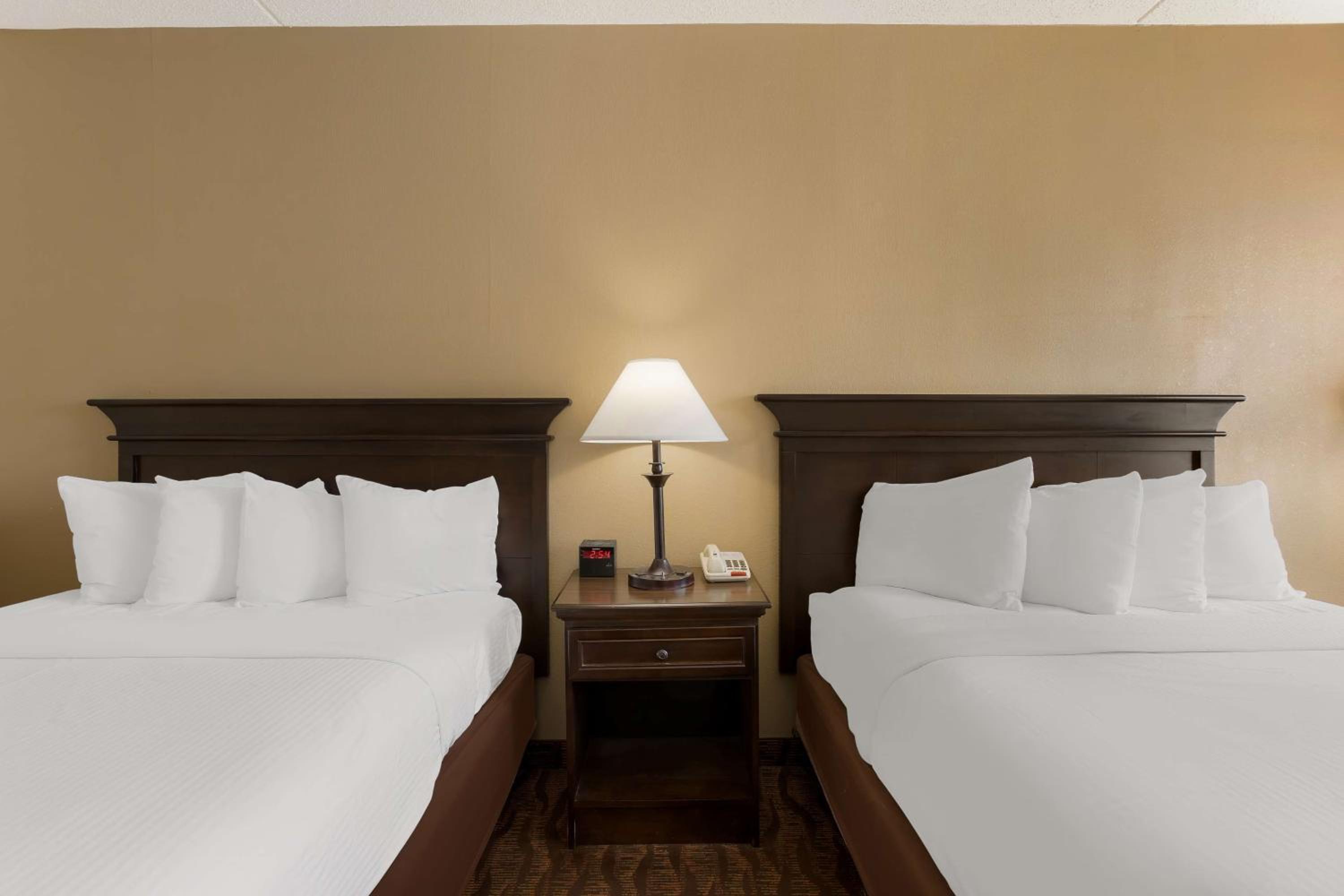 Queen Room with Two Queen Beds and Bath Tub - Disability Access/Non-Smoking  - Photo 2