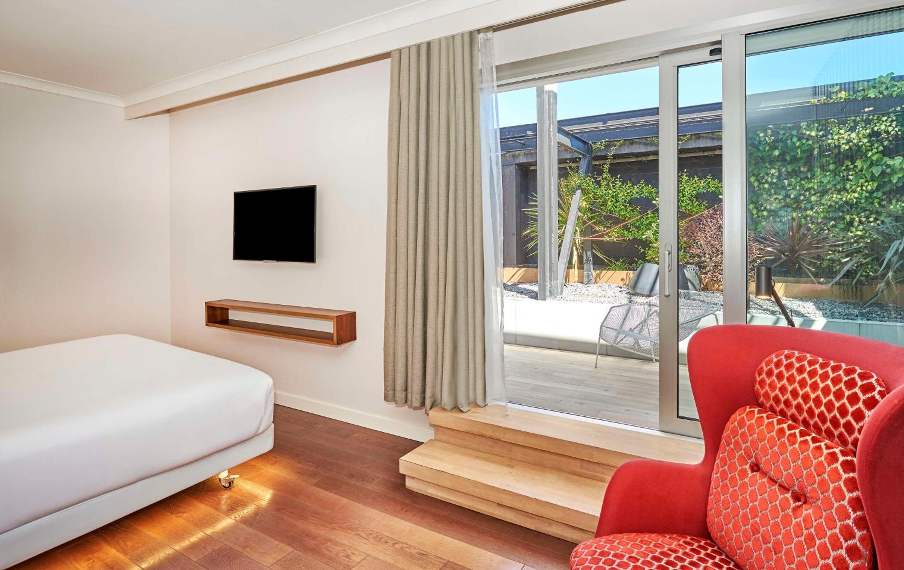 Junior Suite with View and Terrace with Extra Bed - Photo 11