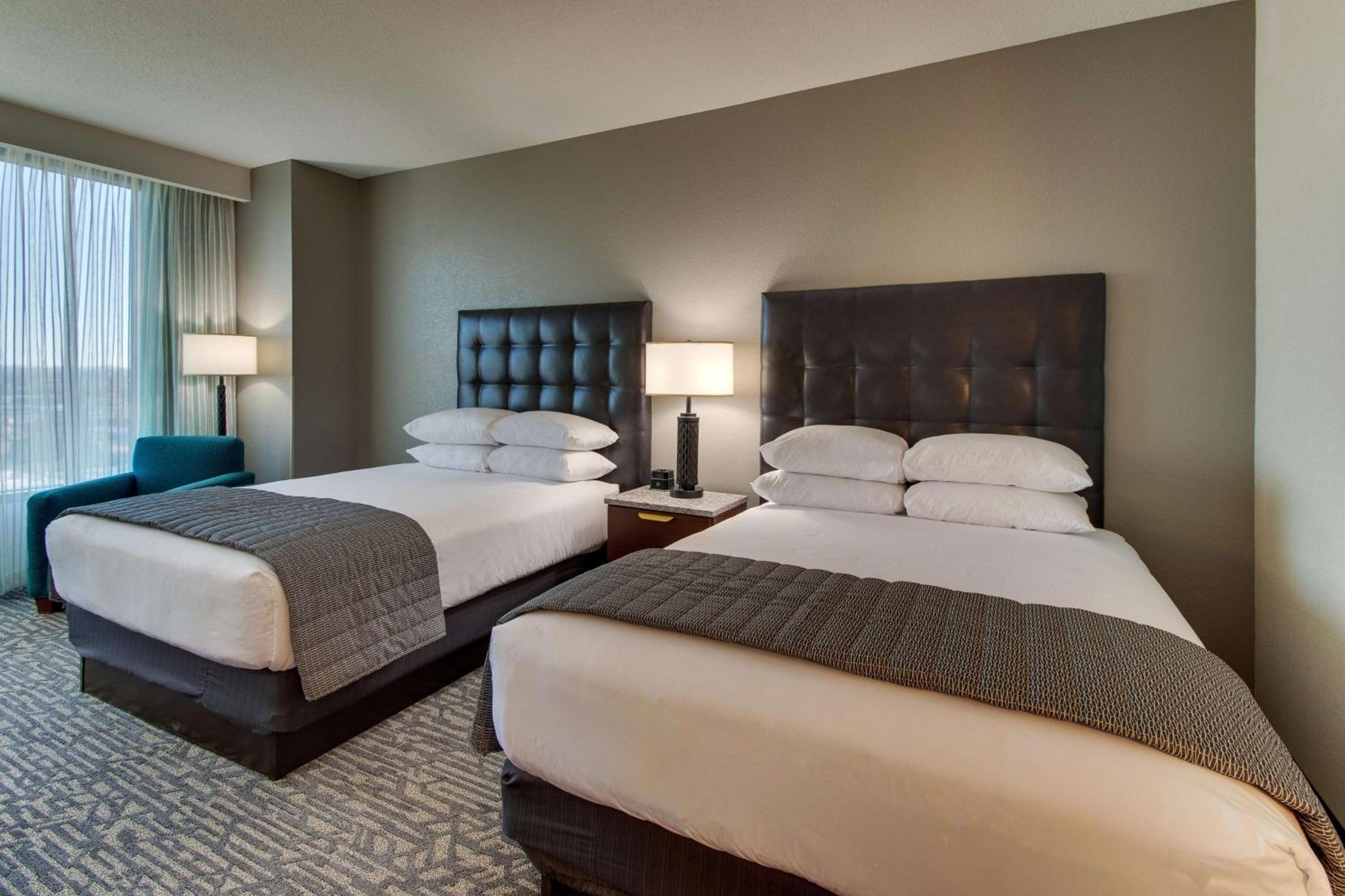 Deluxe Queen Room with Two Queen Beds - Hearing Accessible - Photo 2