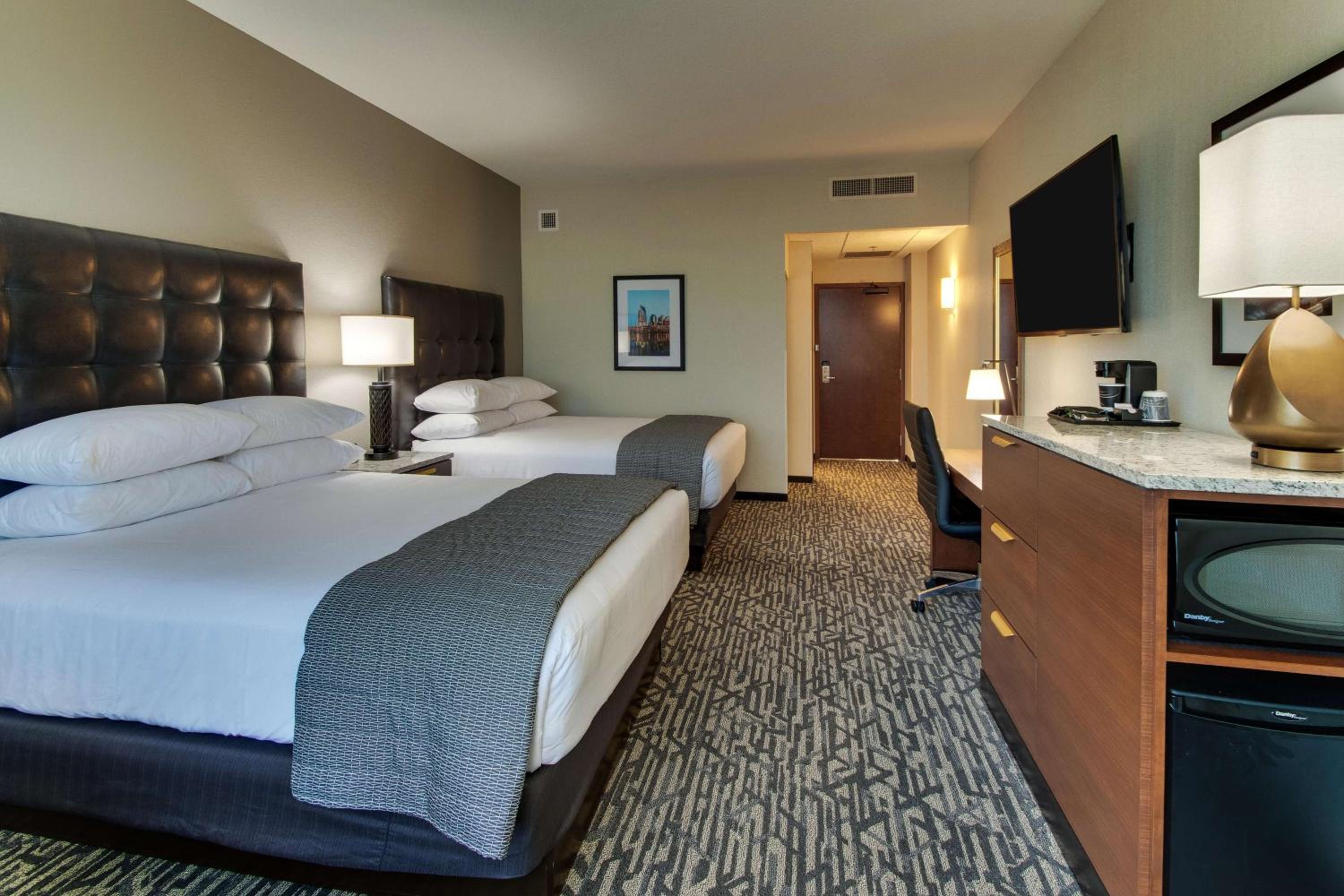 Deluxe Queen Room with Two Queen Beds - Hearing Accessible - Photo 4