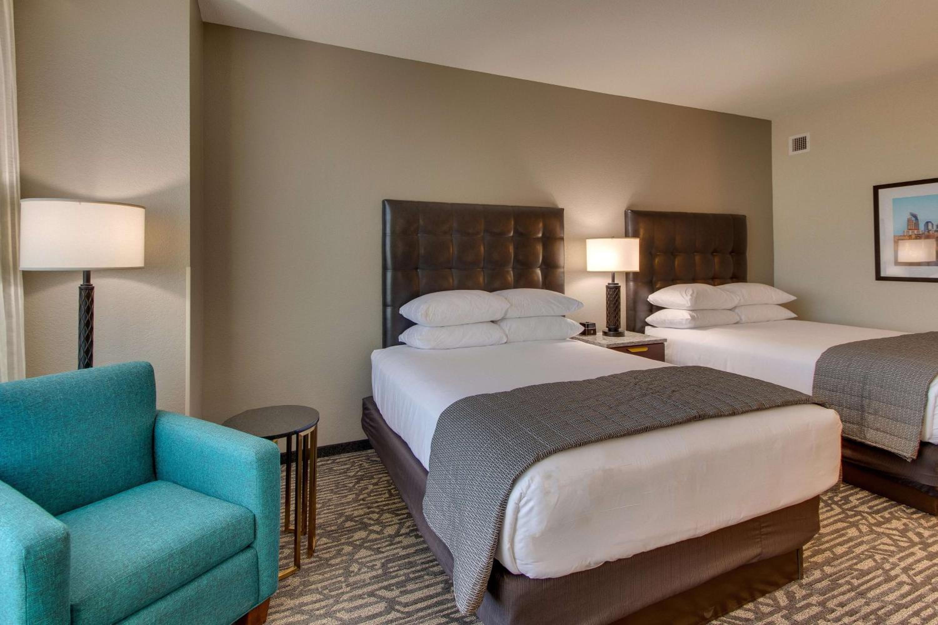 Deluxe Queen Room with Two Queen Beds - Hearing Accessible - Photo 3