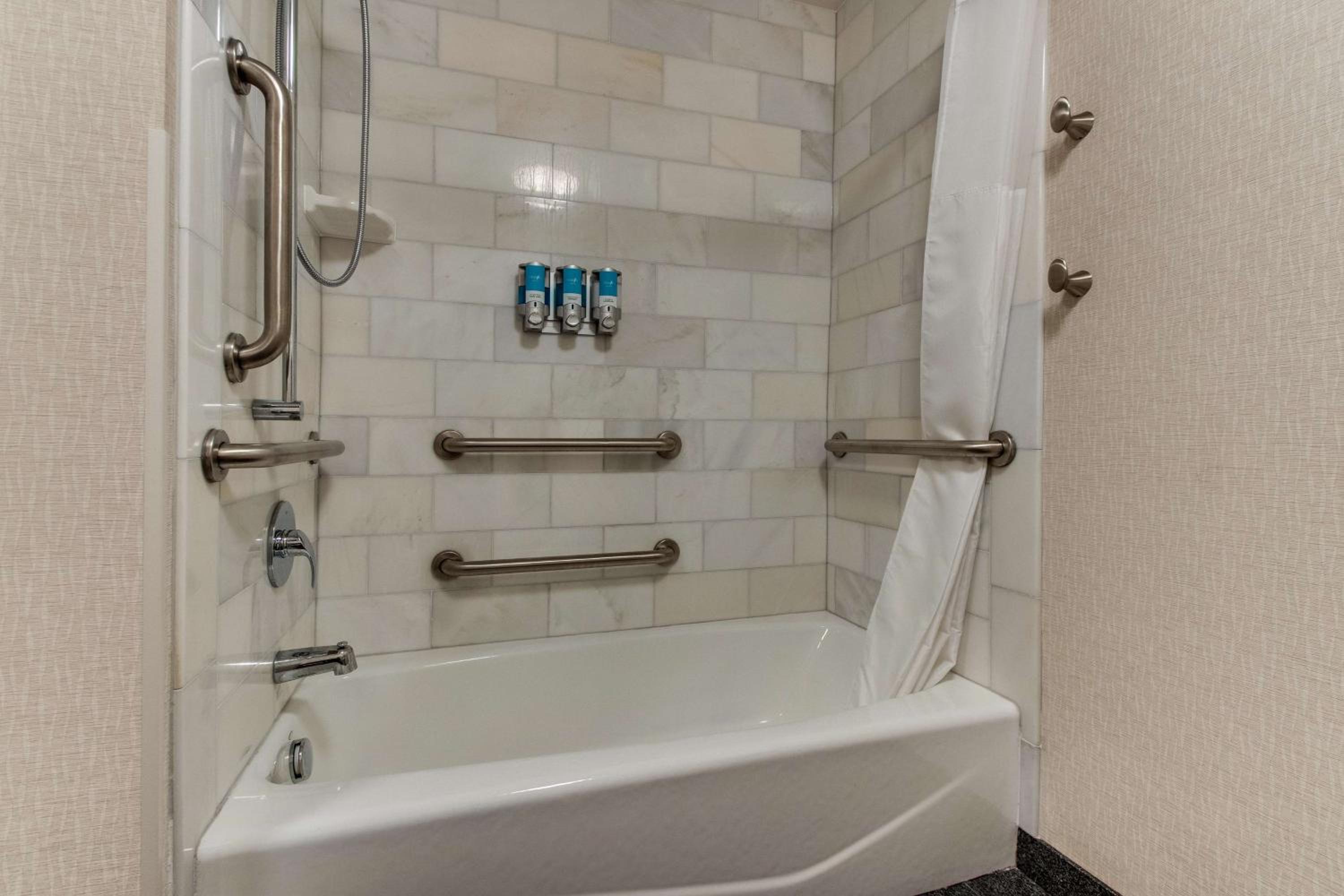 Deluxe Queen Room with Two Queen Beds - Accessible, Tub - Photo 5