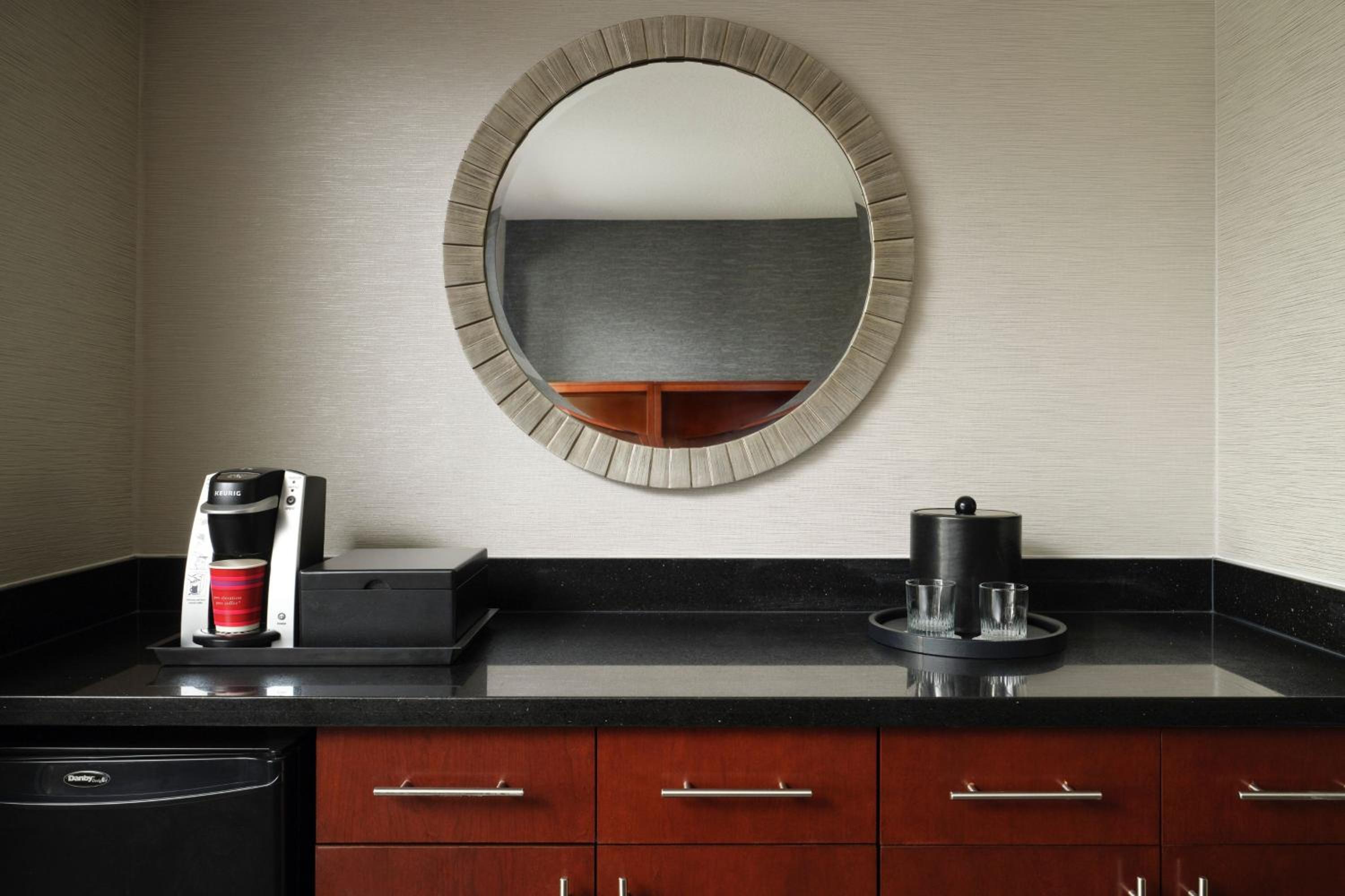 Executive One-Bedroom Suite - Photo 2