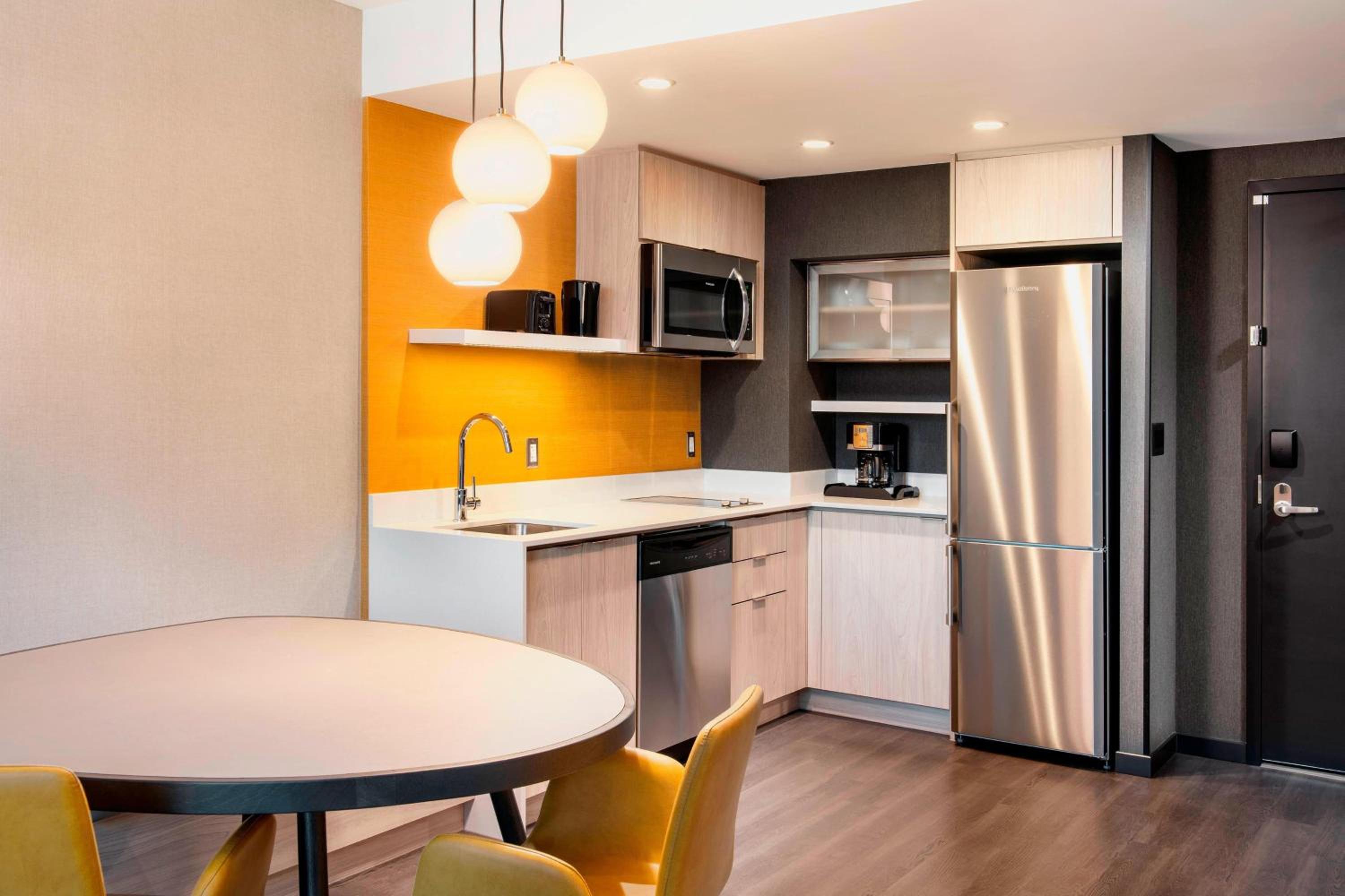 1 Bedroom Suite, 1 King, Sofa bed