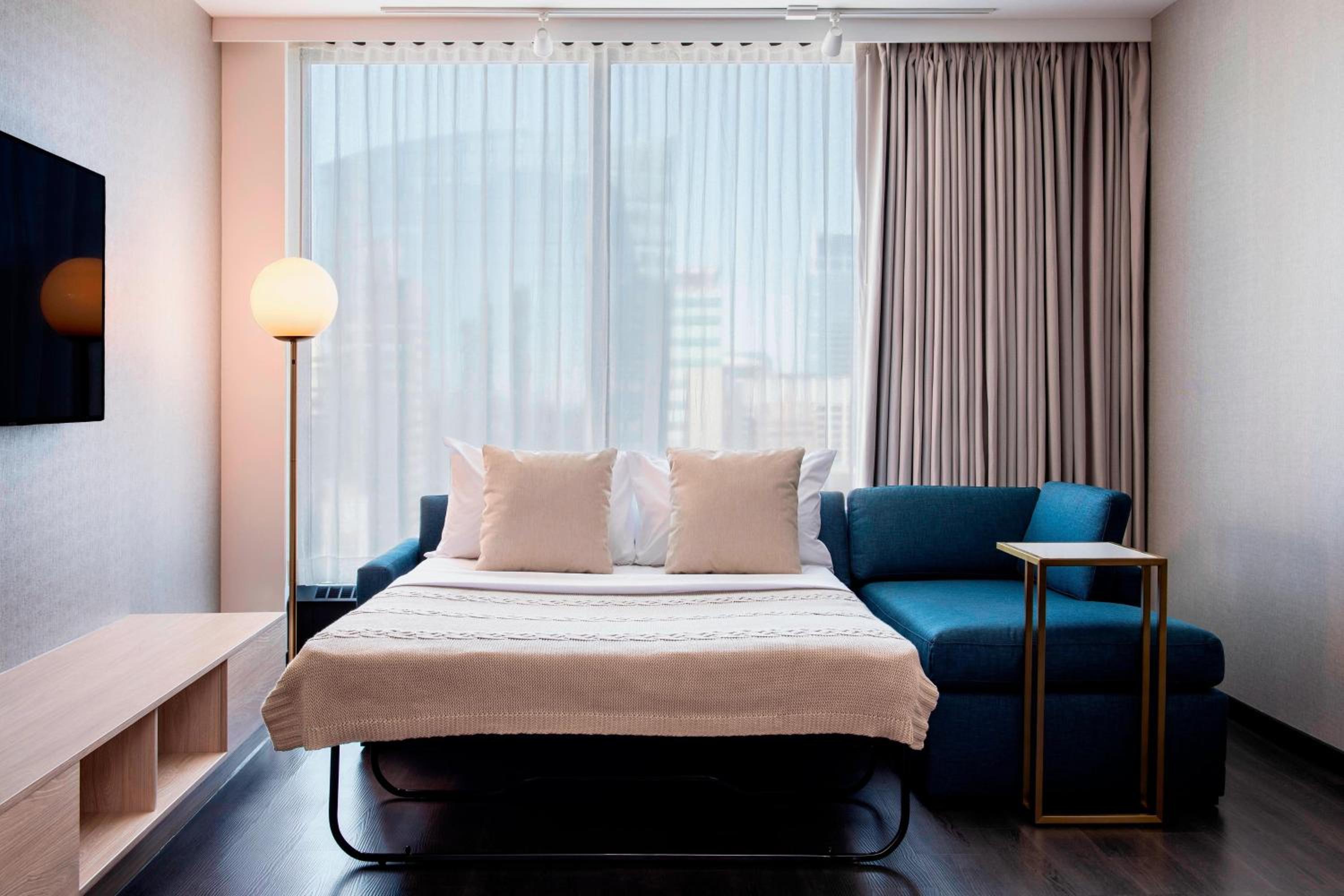 1 Bedroom Suite, 1 King, Sofa bed thumbnail 5