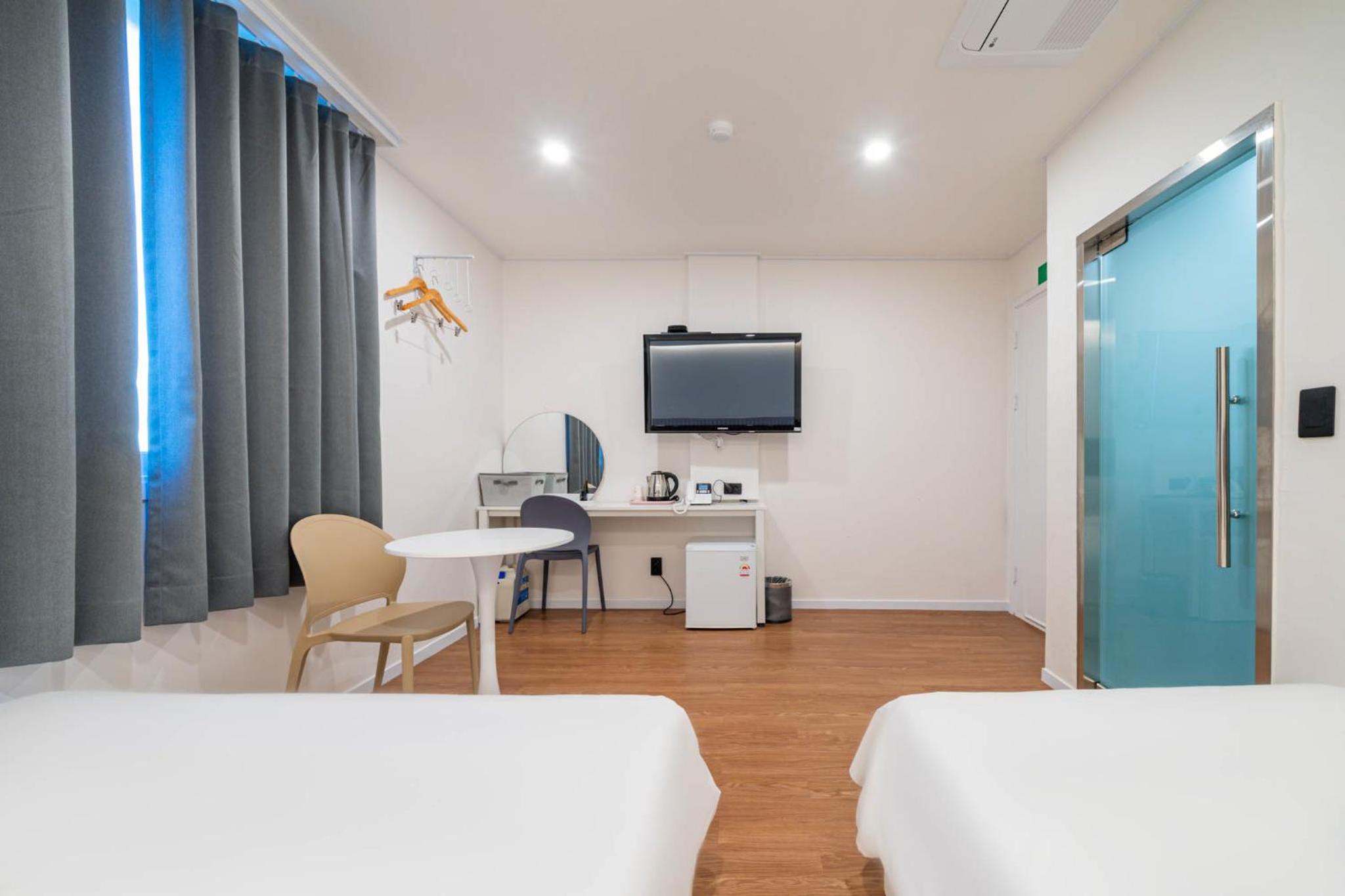 Standard Twin Room - Photo 6