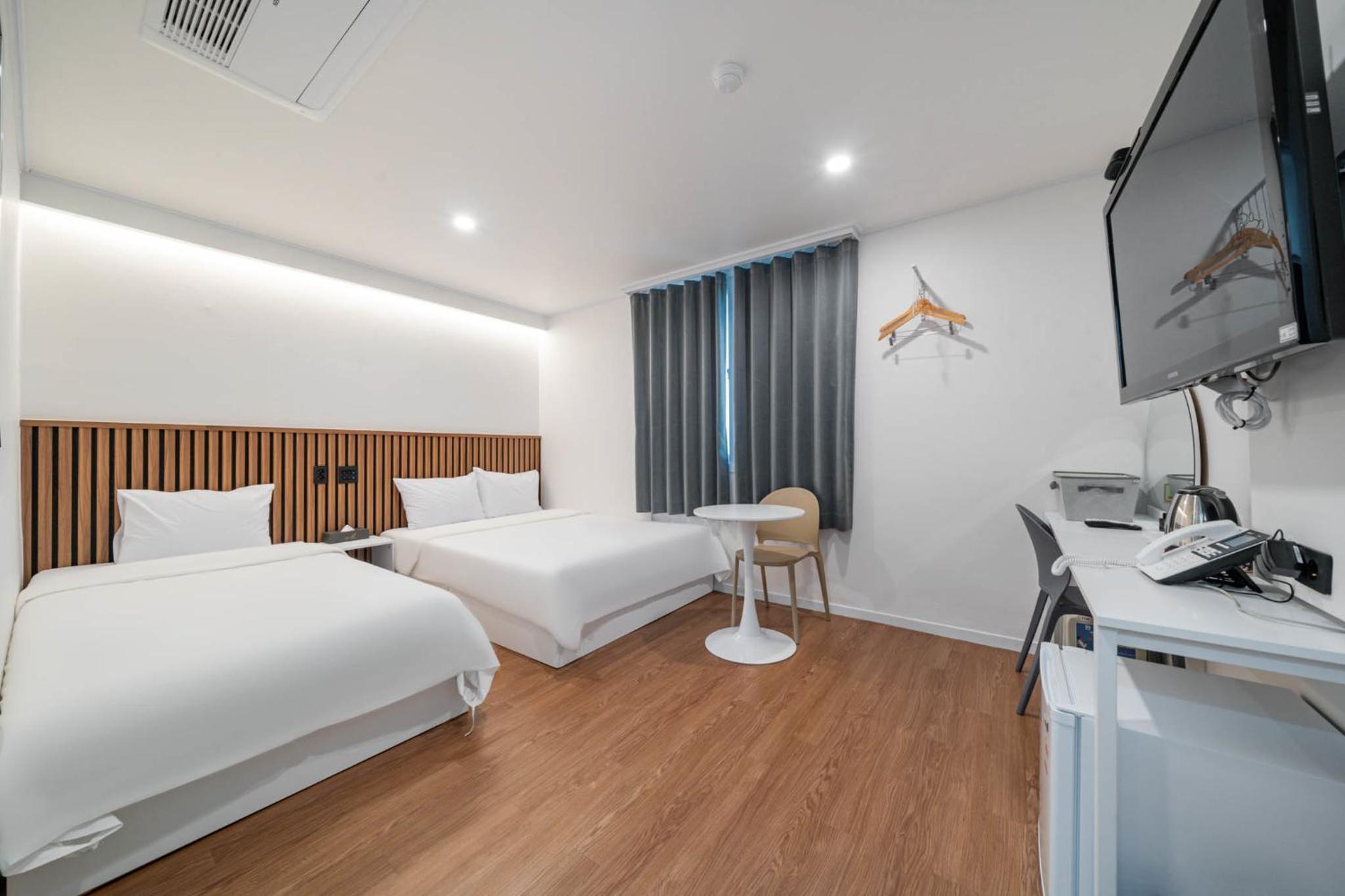 Standard Twin Room - Photo 2