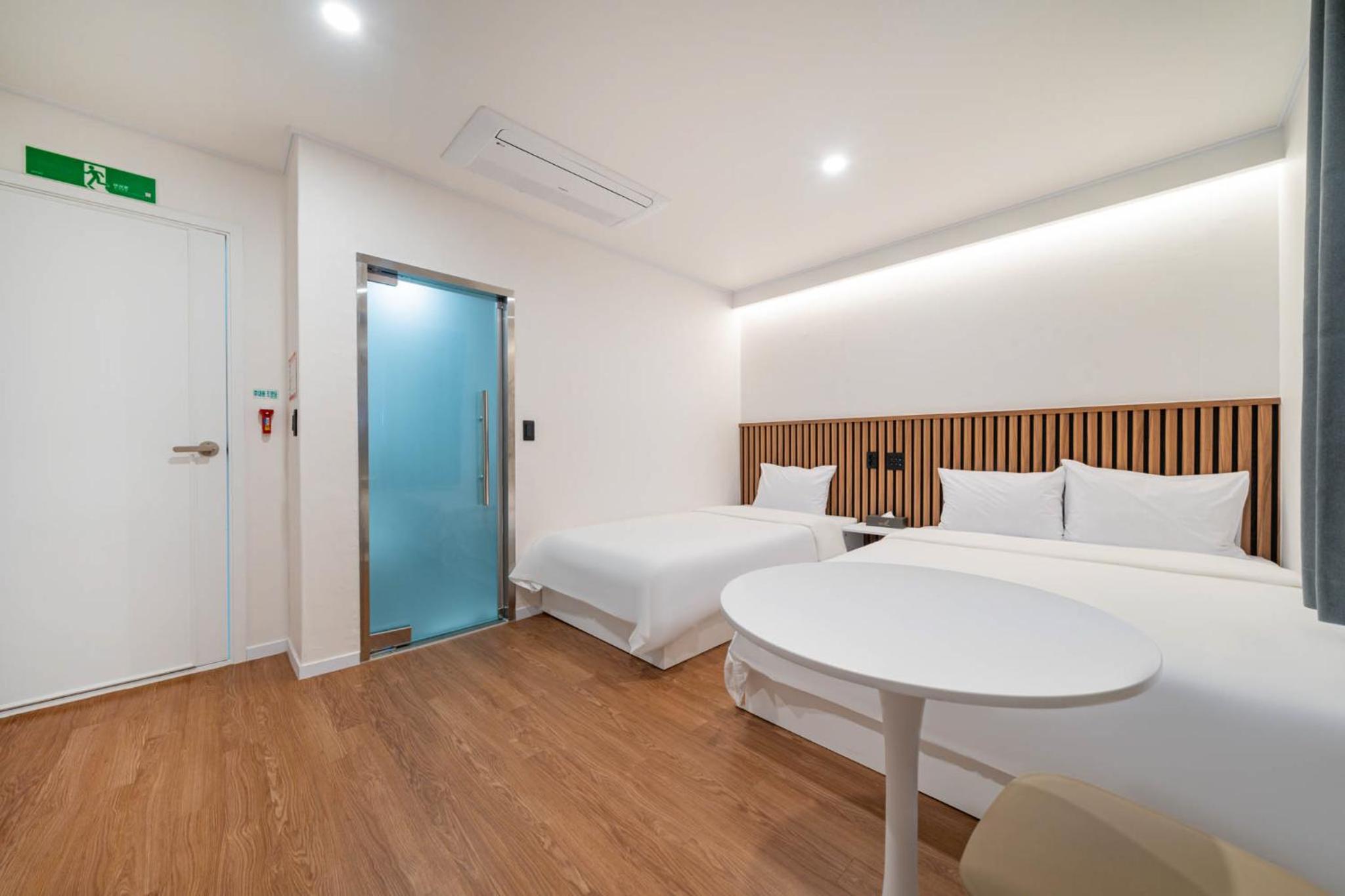 Standard Twin Room - Photo 8