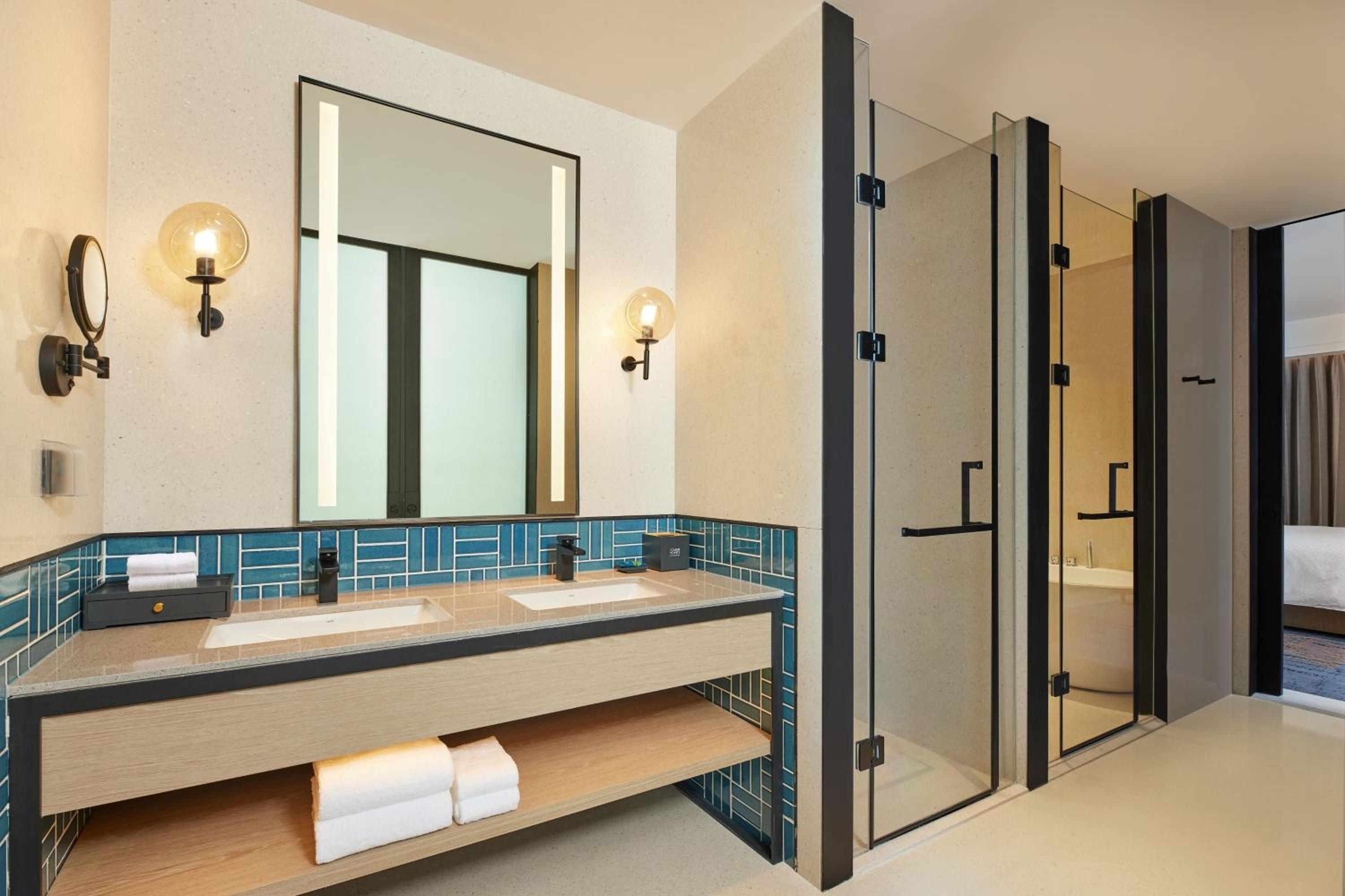 Premium King Suite with City View photo 2