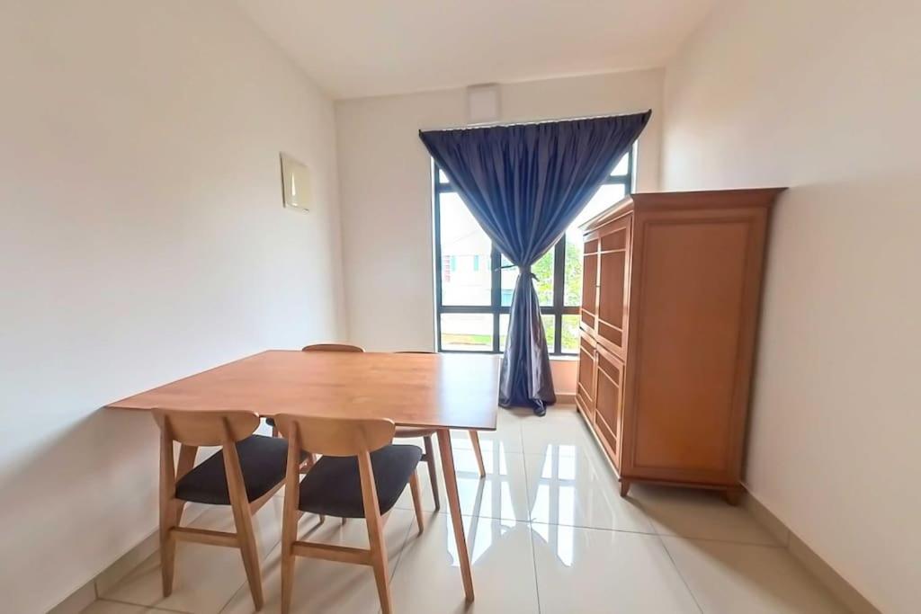 Four-Bedroom House photo 2