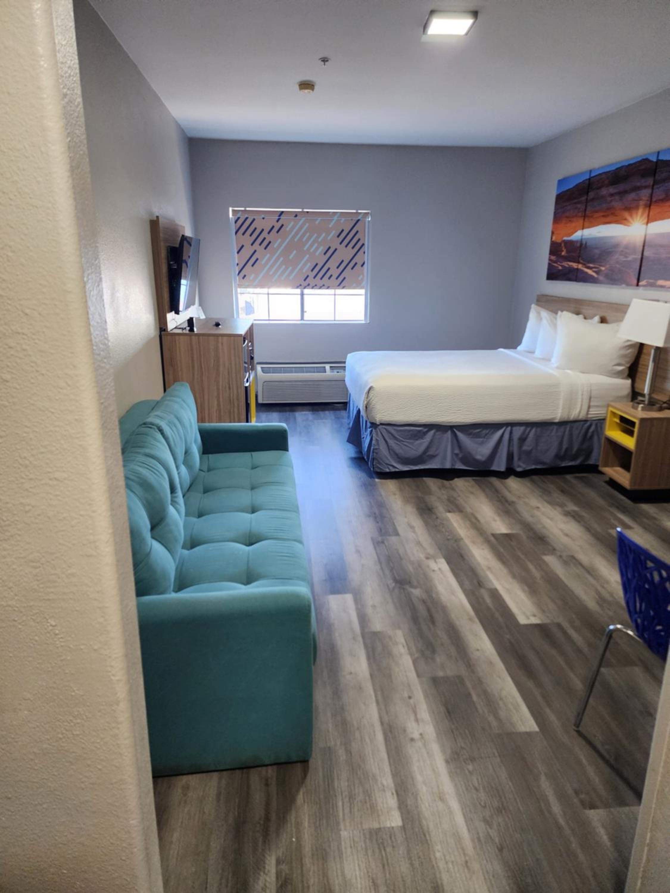 Suite One Bedroom with Three Queen Beds - Non-Smoking - Photo 14