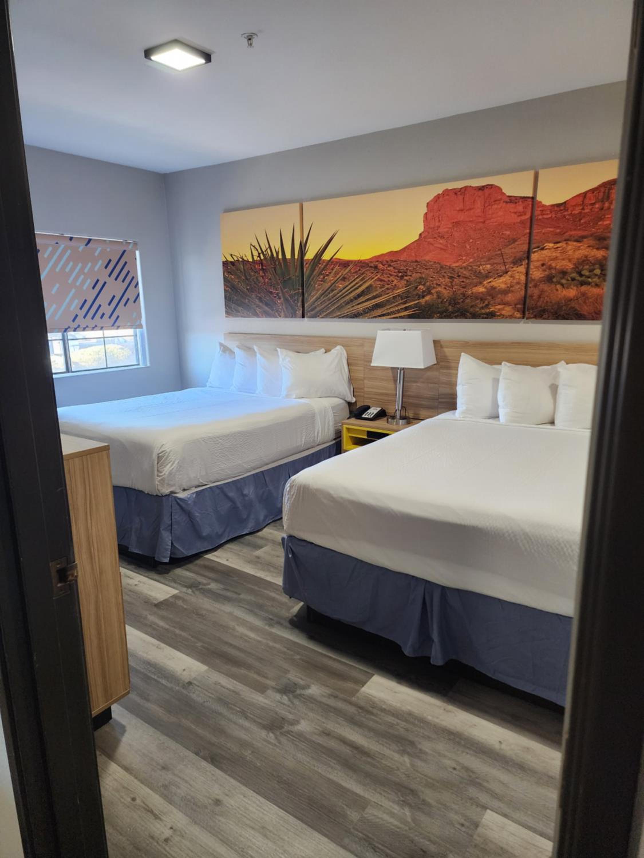Suite One Bedroom with Three Queen Beds - Non-Smoking - Photo 15