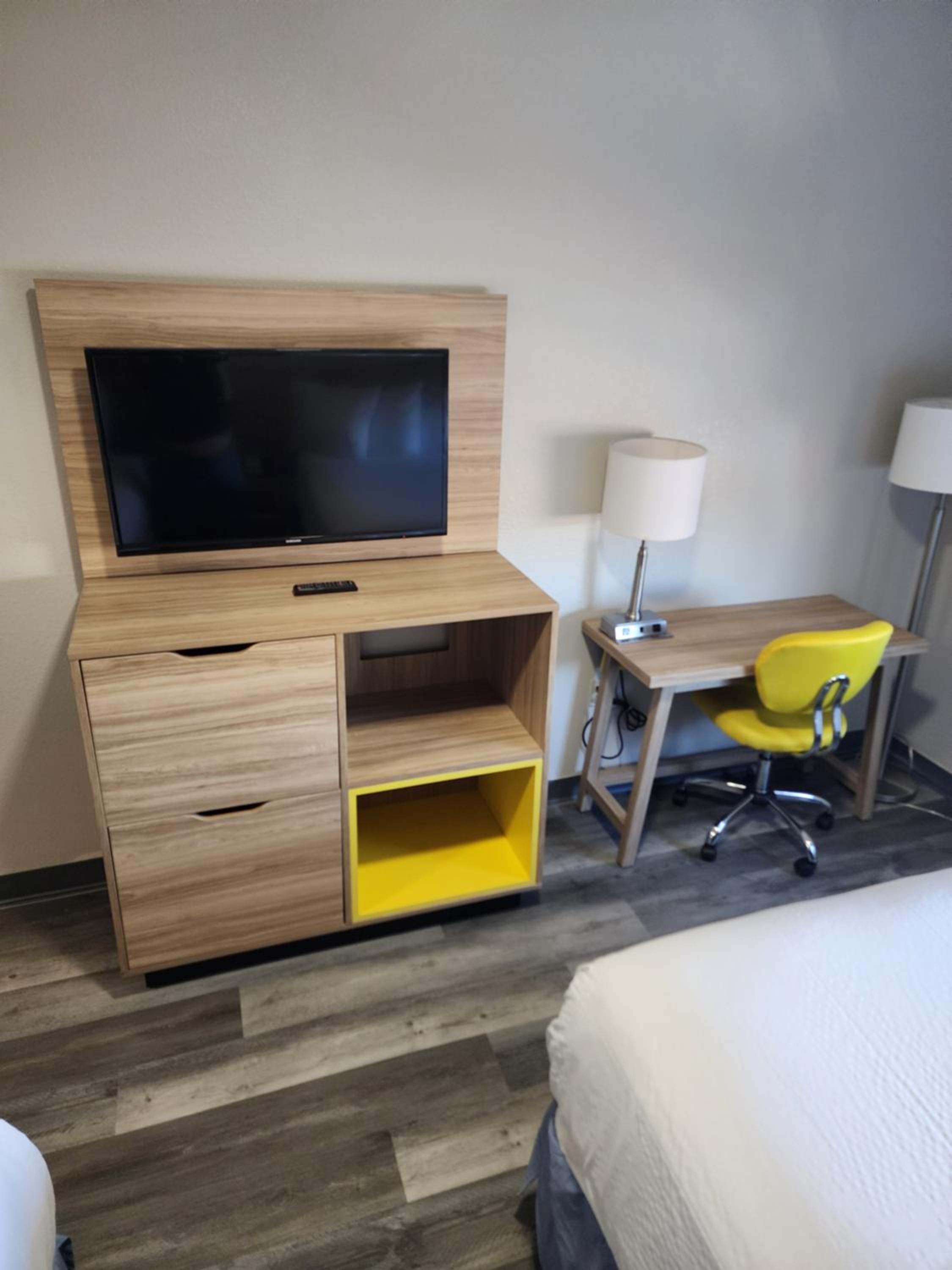 Suite One Bedroom with Three Queen Beds - Non-Smoking - Photo 16