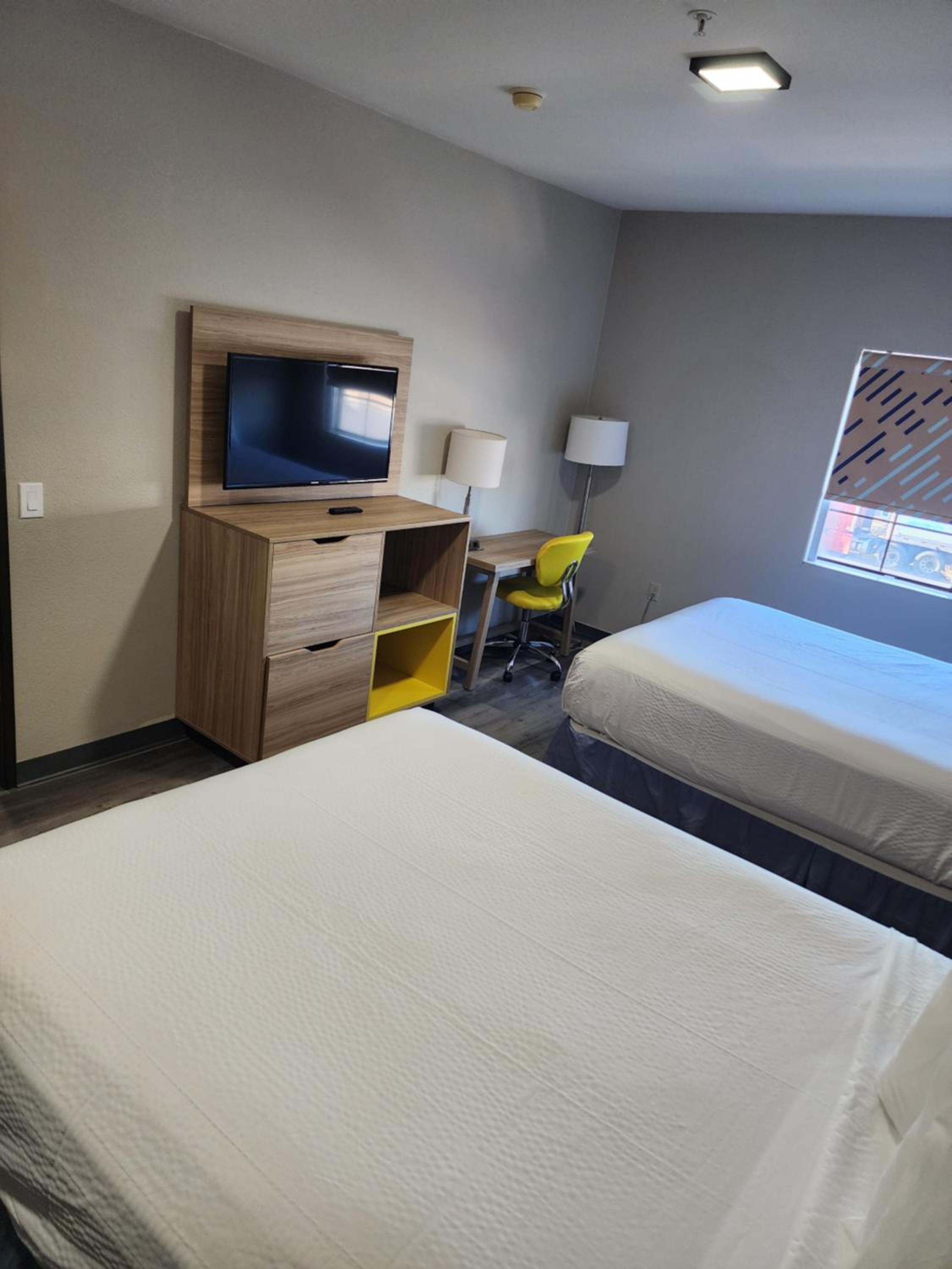 Suite One Bedroom with Three Queen Beds - Non-Smoking - Photo 17