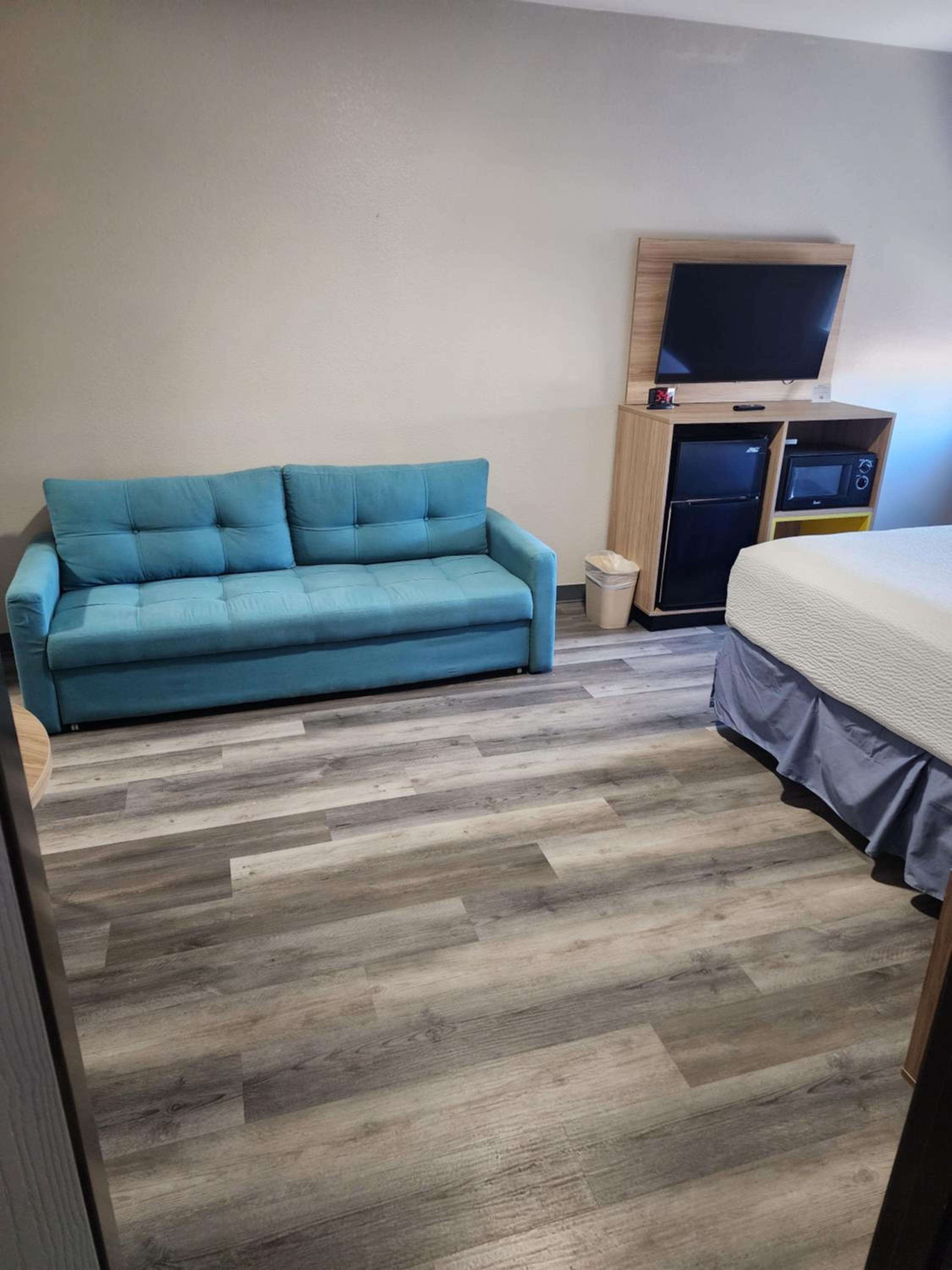Suite One Bedroom with Three Queen Beds - Non-Smoking - Photo 3