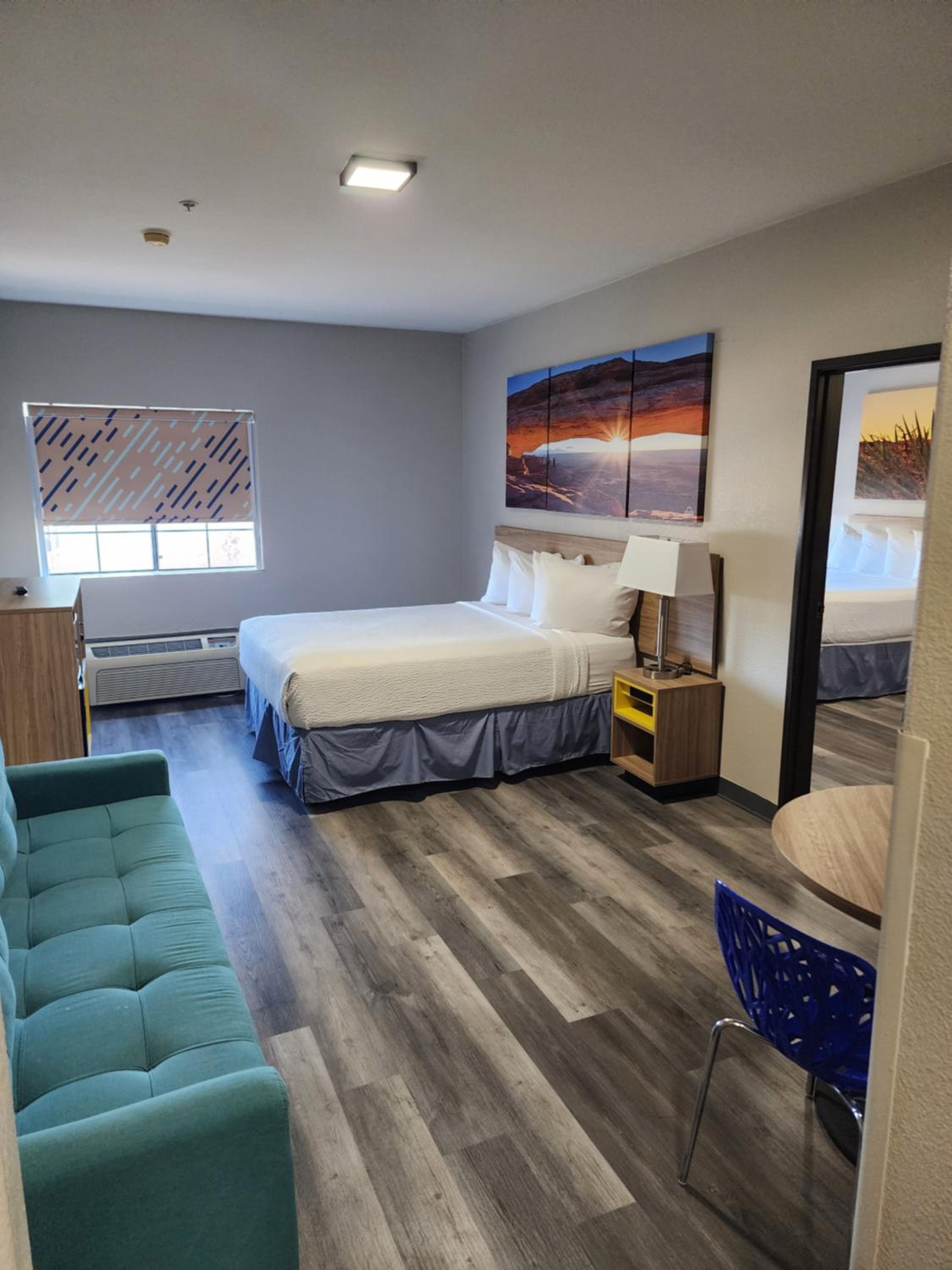 Suite One Bedroom with Three Queen Beds - Non-Smoking - Photo 10
