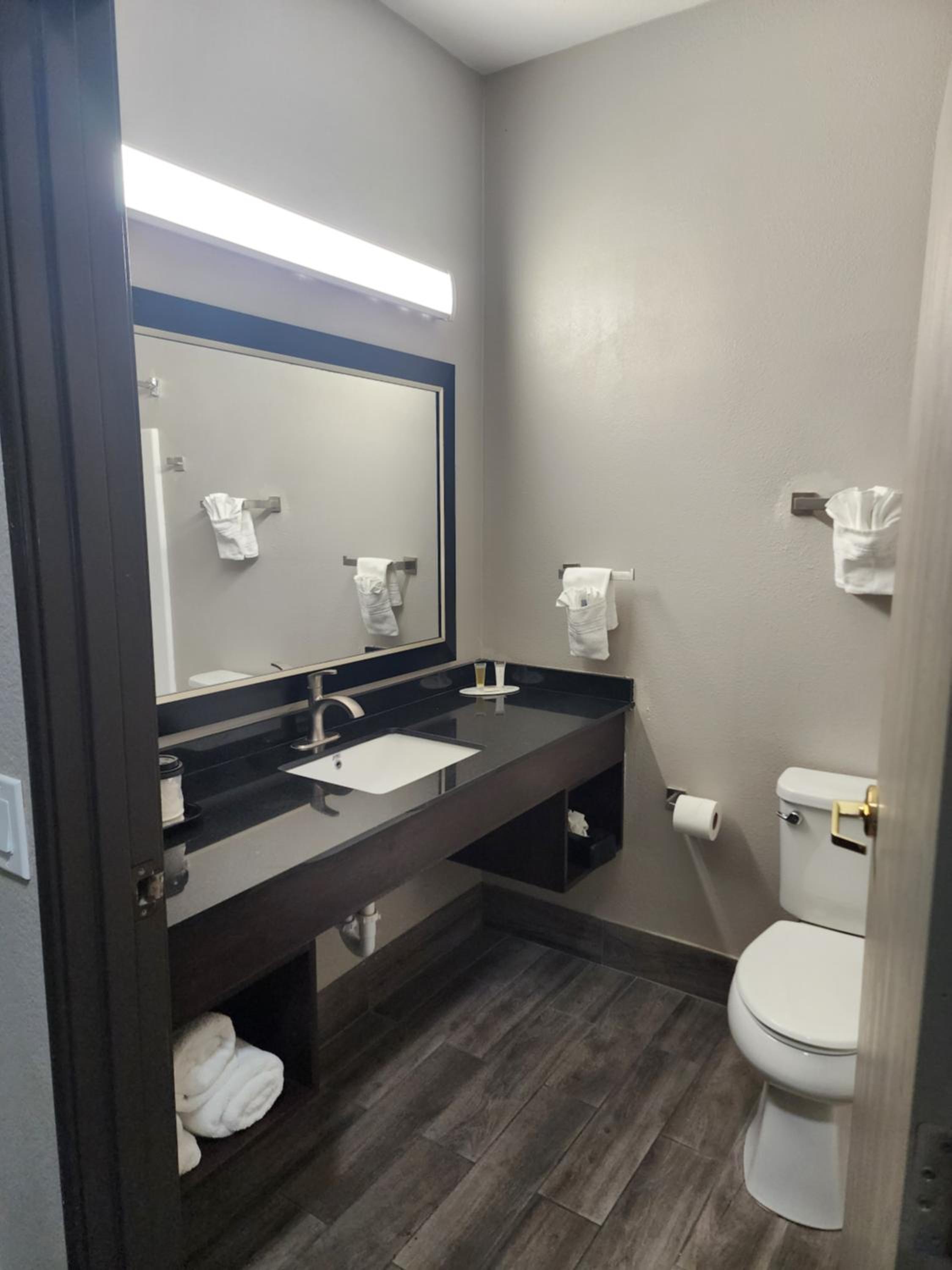 Suite One Bedroom with Three Queen Beds - Non-Smoking - Photo 6