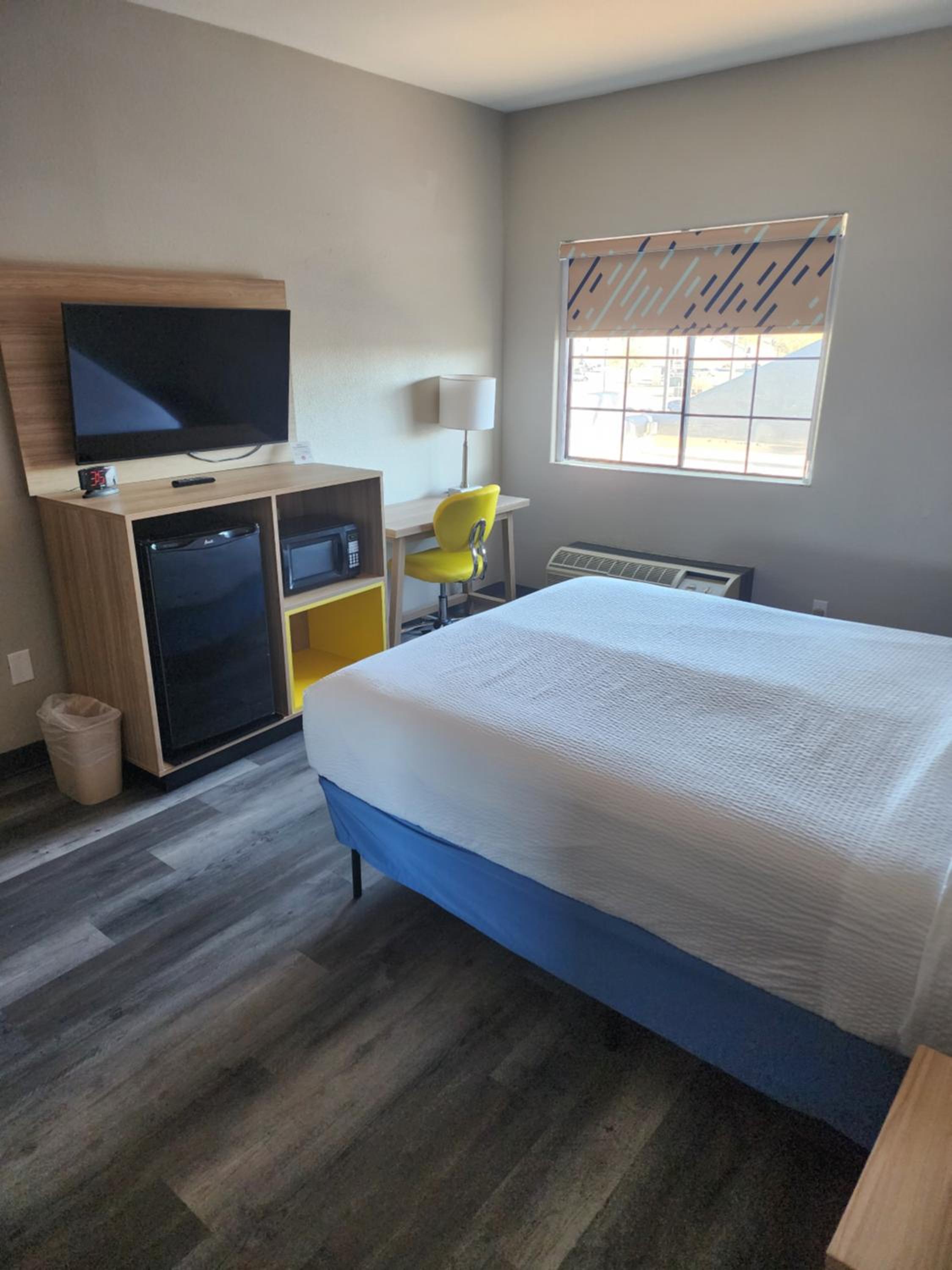 Suite One Bedroom with 1 King Bed and 1 Queen Bed, Non-Smoking photo 3