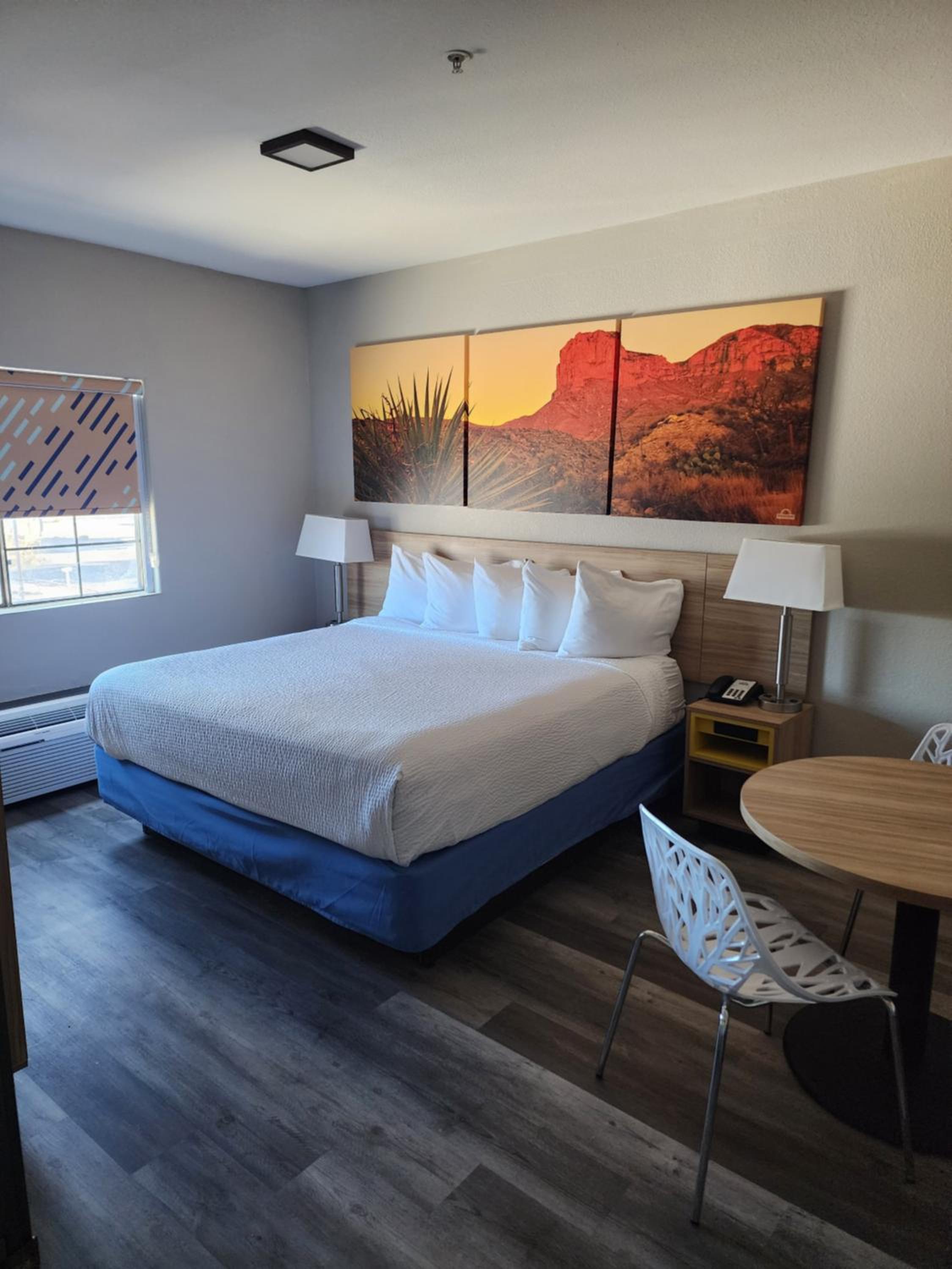 Suite One Bedroom with 1 King Bed and 1 Queen Bed, Non-Smoking photo 2