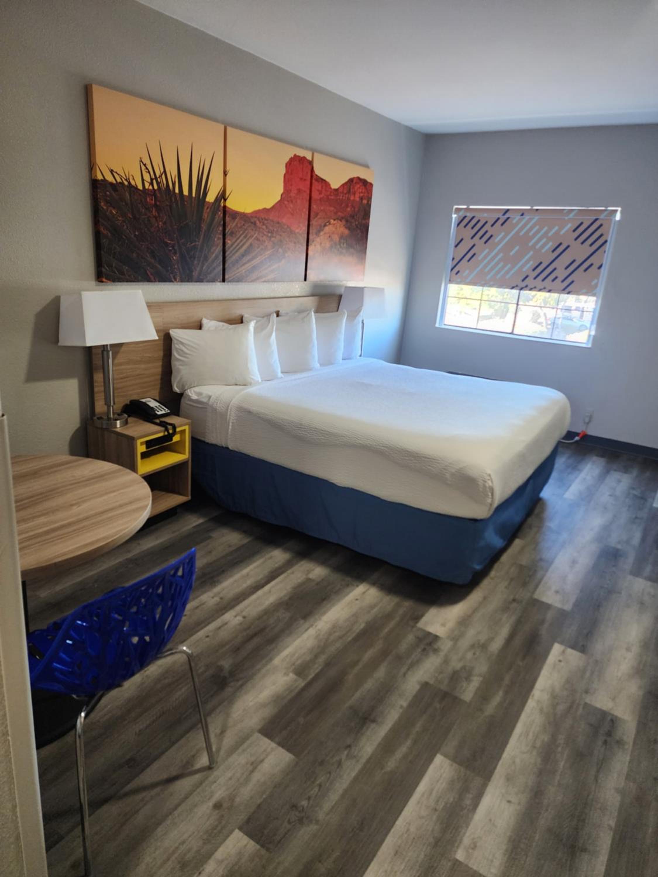 King Room - Non-Smoking - Photo 2