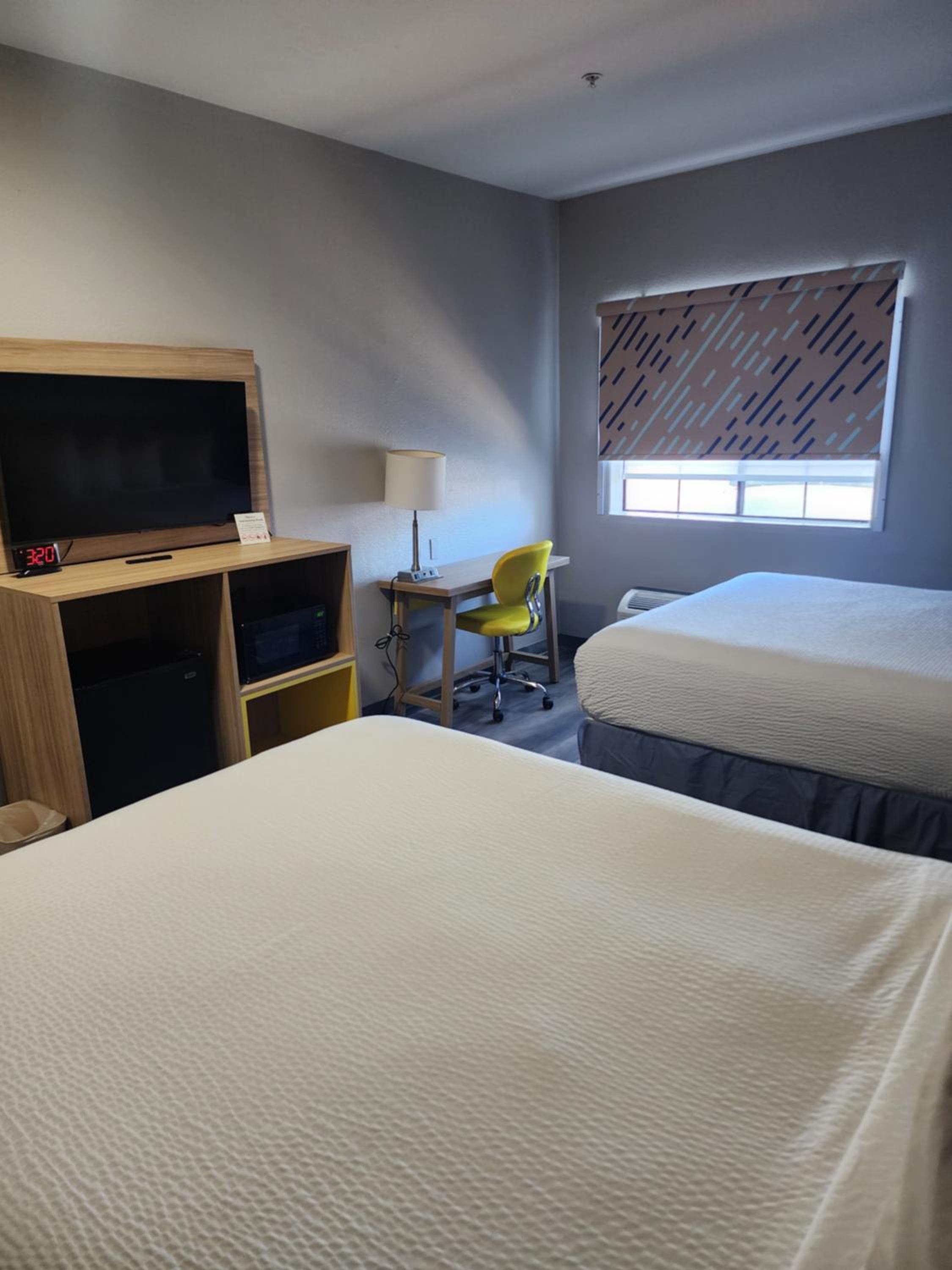 Queen Room with Two Queen Beds - Non-Smoking - Photo 3