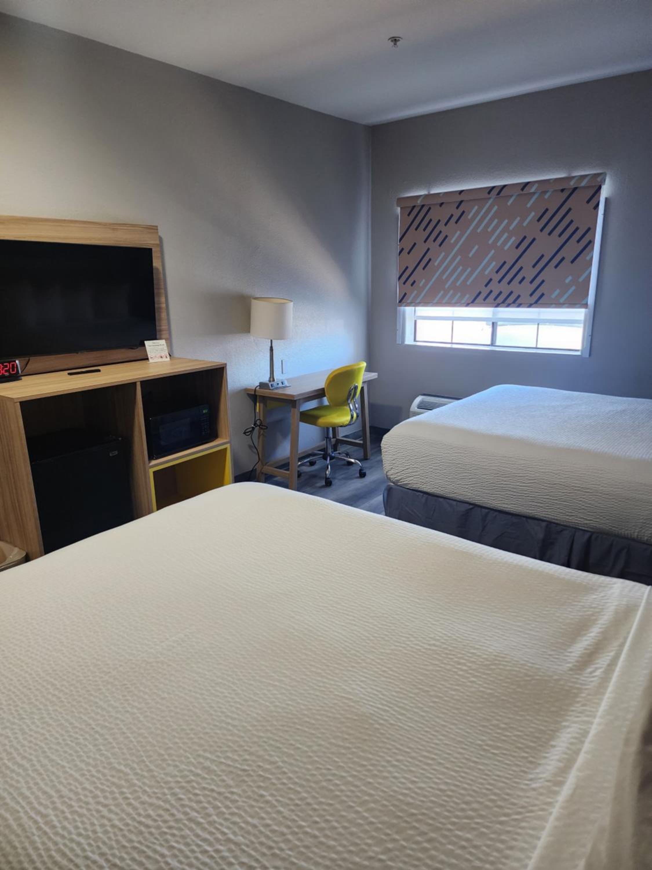 Queen Room with Two Queen Beds - Non-Smoking - Photo 10
