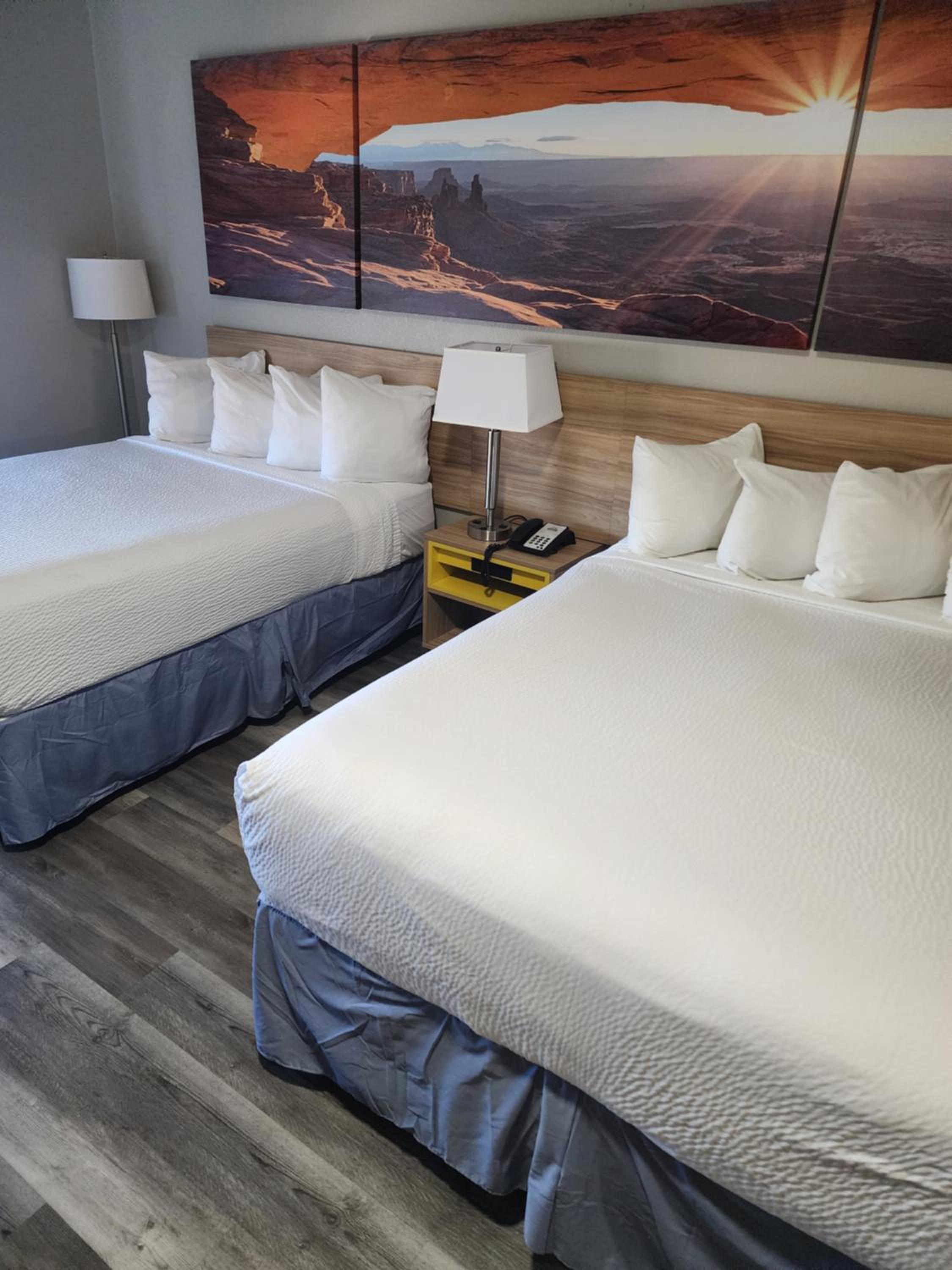 Queen Room with Two Queen Beds - Non-Smoking - Photo 11