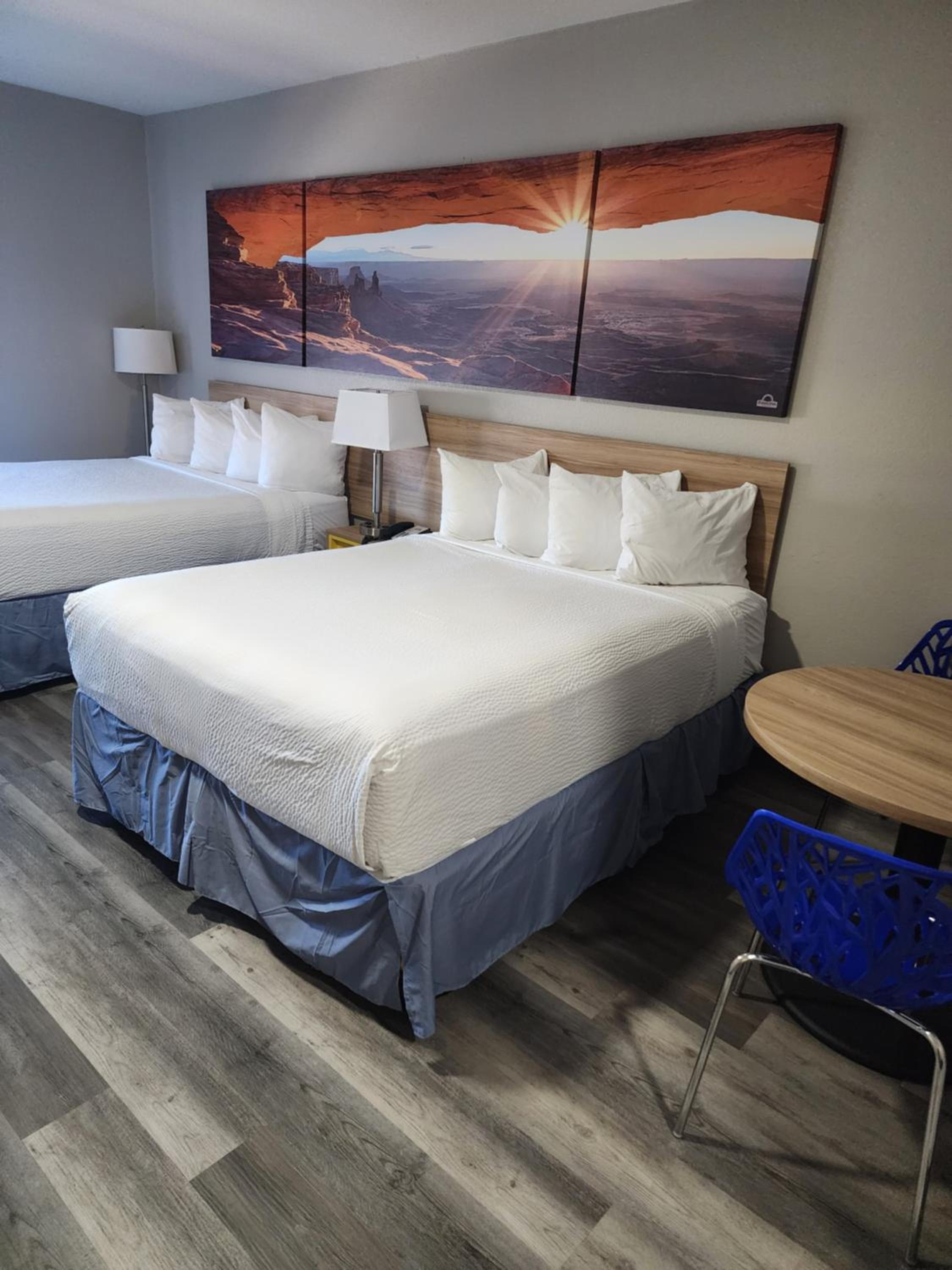 Queen Room with Two Queen Beds - Non-Smoking - Photo 2