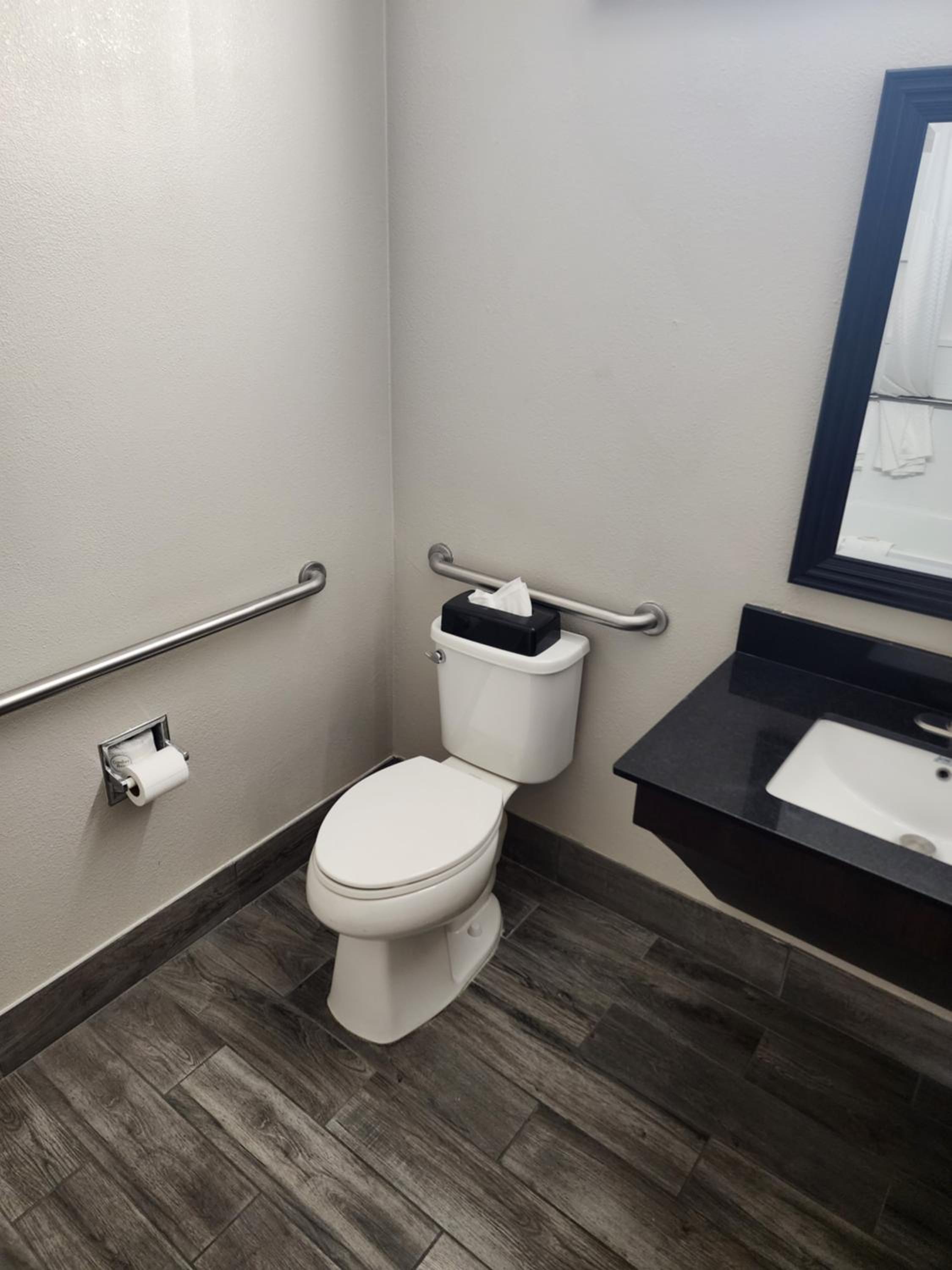 King Room - Accessible/Non-Smoking - Tub - Photo 4