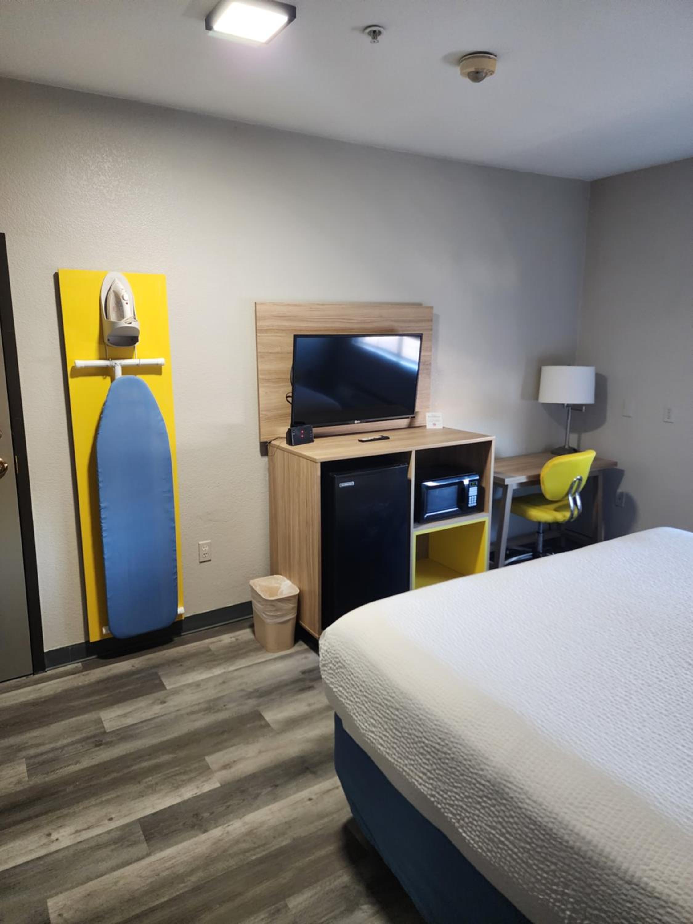 King Room - Accessible/Non-Smoking - Tub - Photo 8