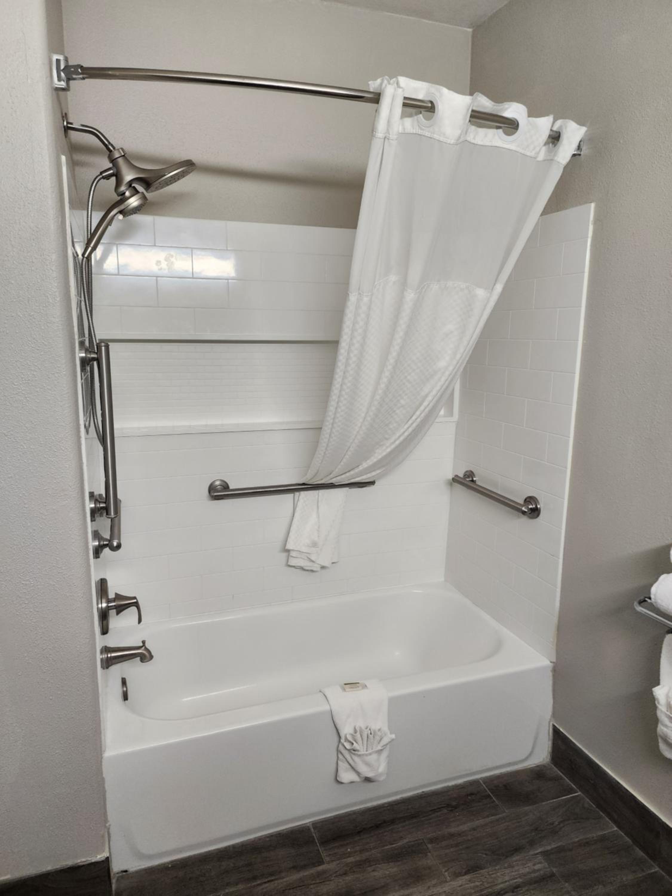 King Room - Accessible/Non-Smoking - Tub - Photo 3