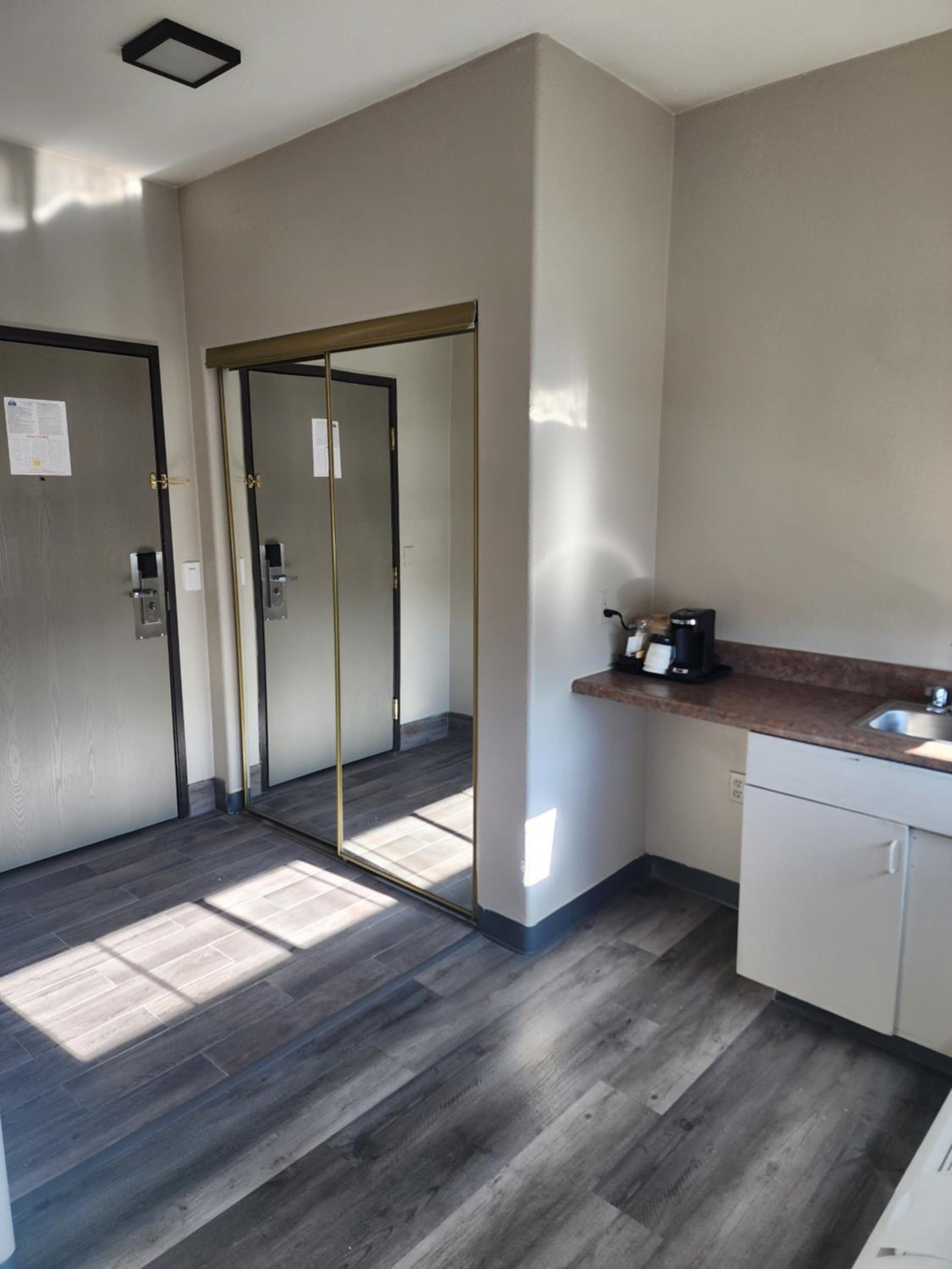Deluxe King Suite - Non-Smoking - Photo 8