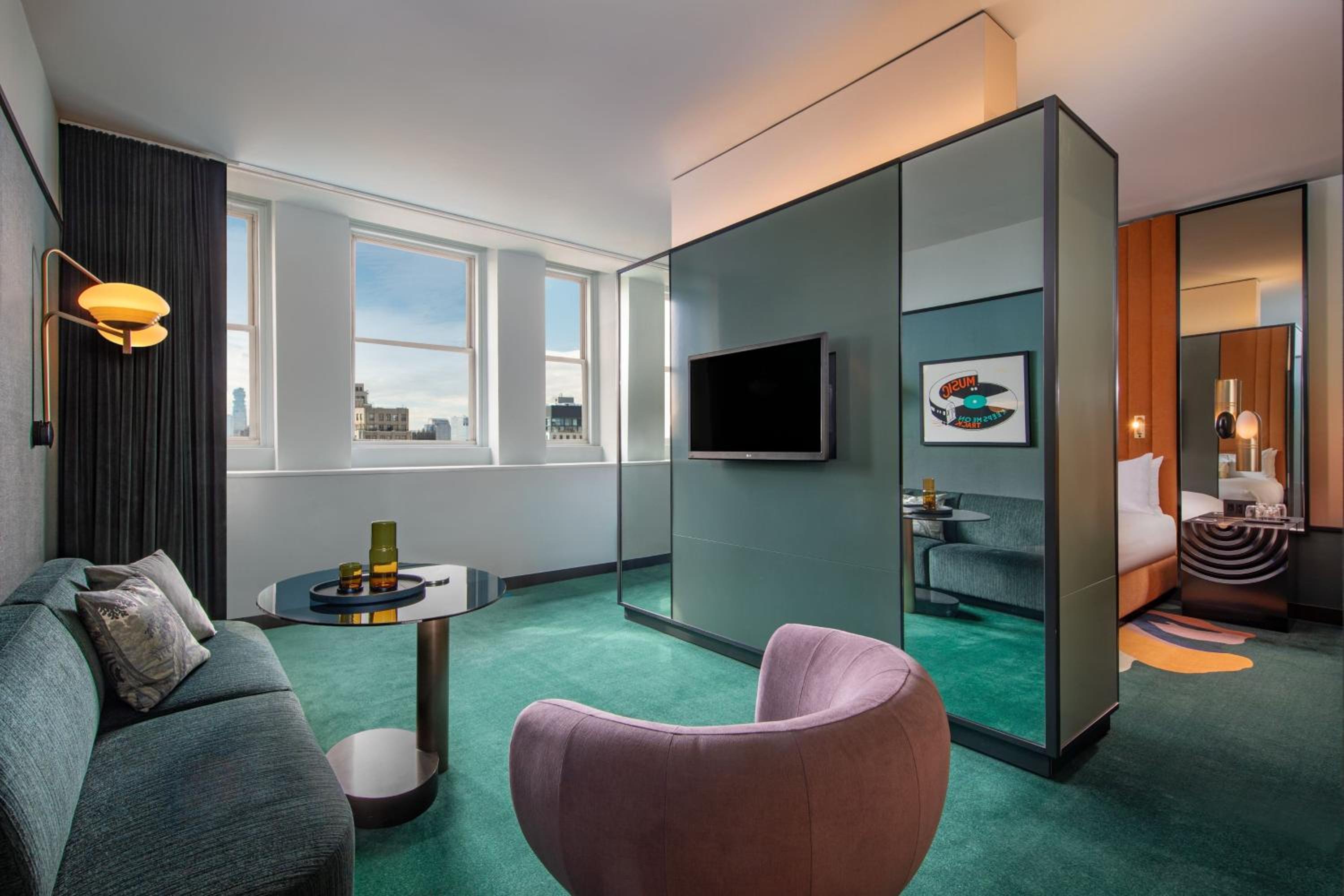 Deluxe Suite, 1 King - Mobility Accessible with Tub