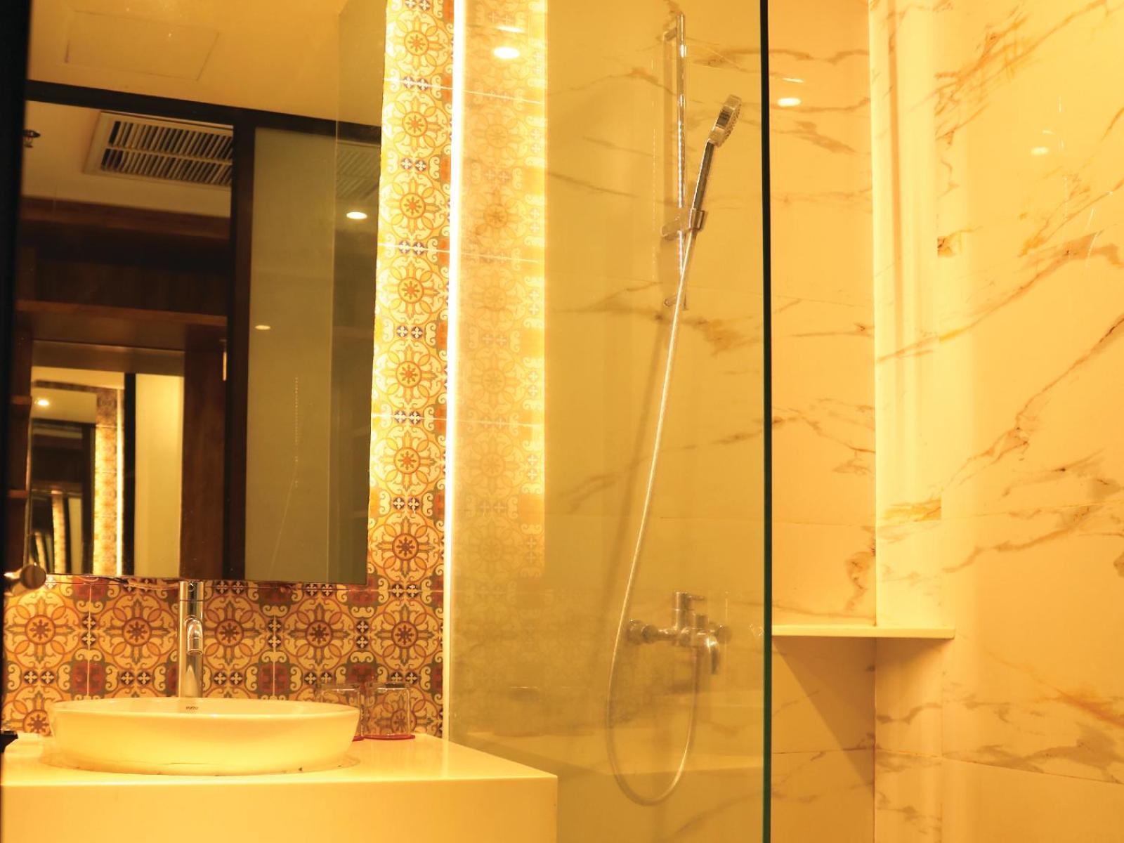Deluxe King Room - Photo 6