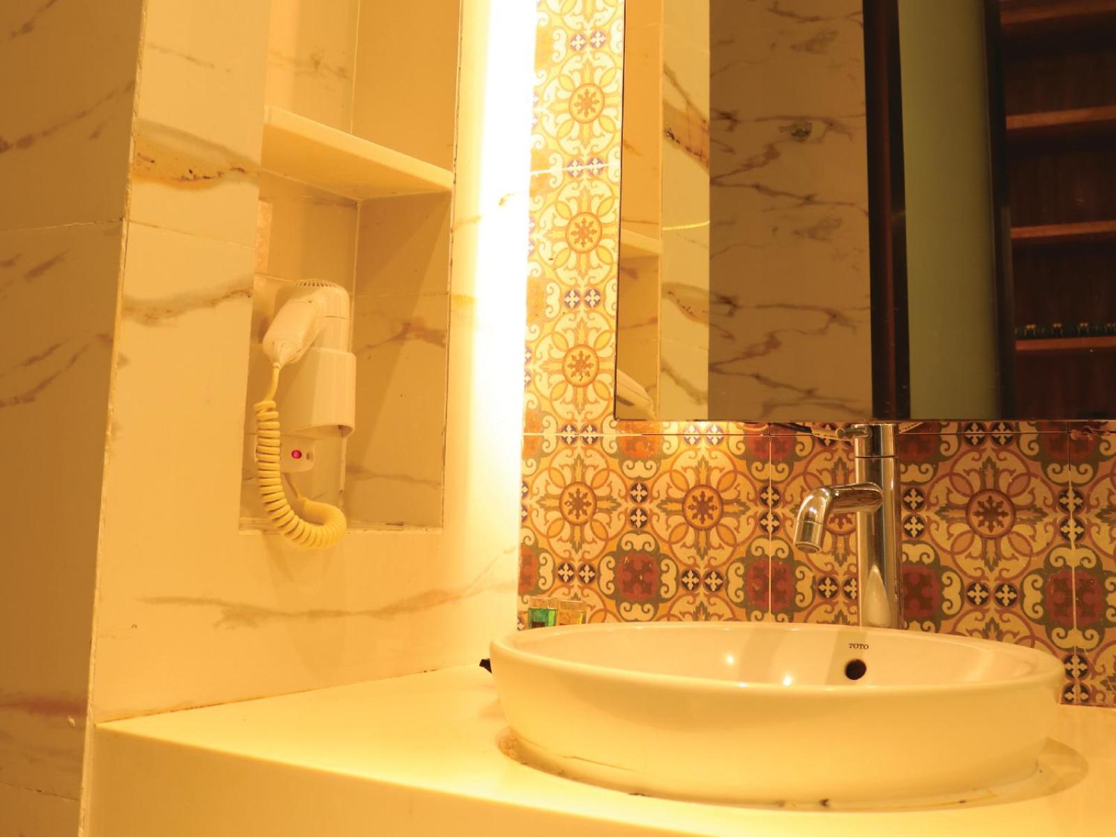 Deluxe King Room - Photo 3