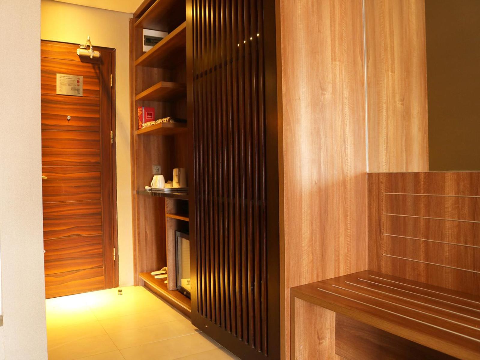 Executive Suite - Photo 2
