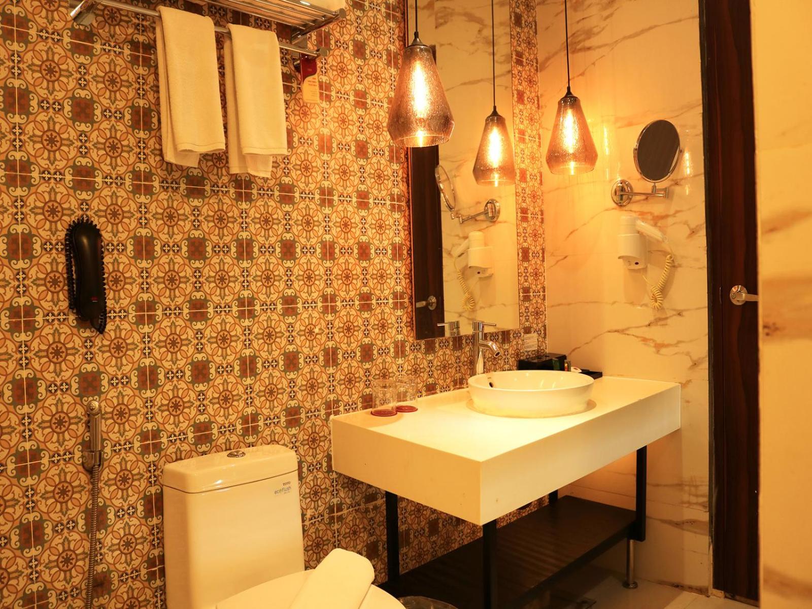 Executive Suite - Photo 4