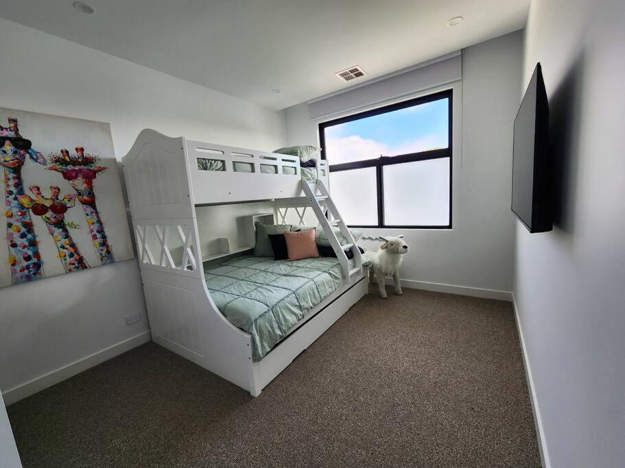 Five-Bedroom House photo 1